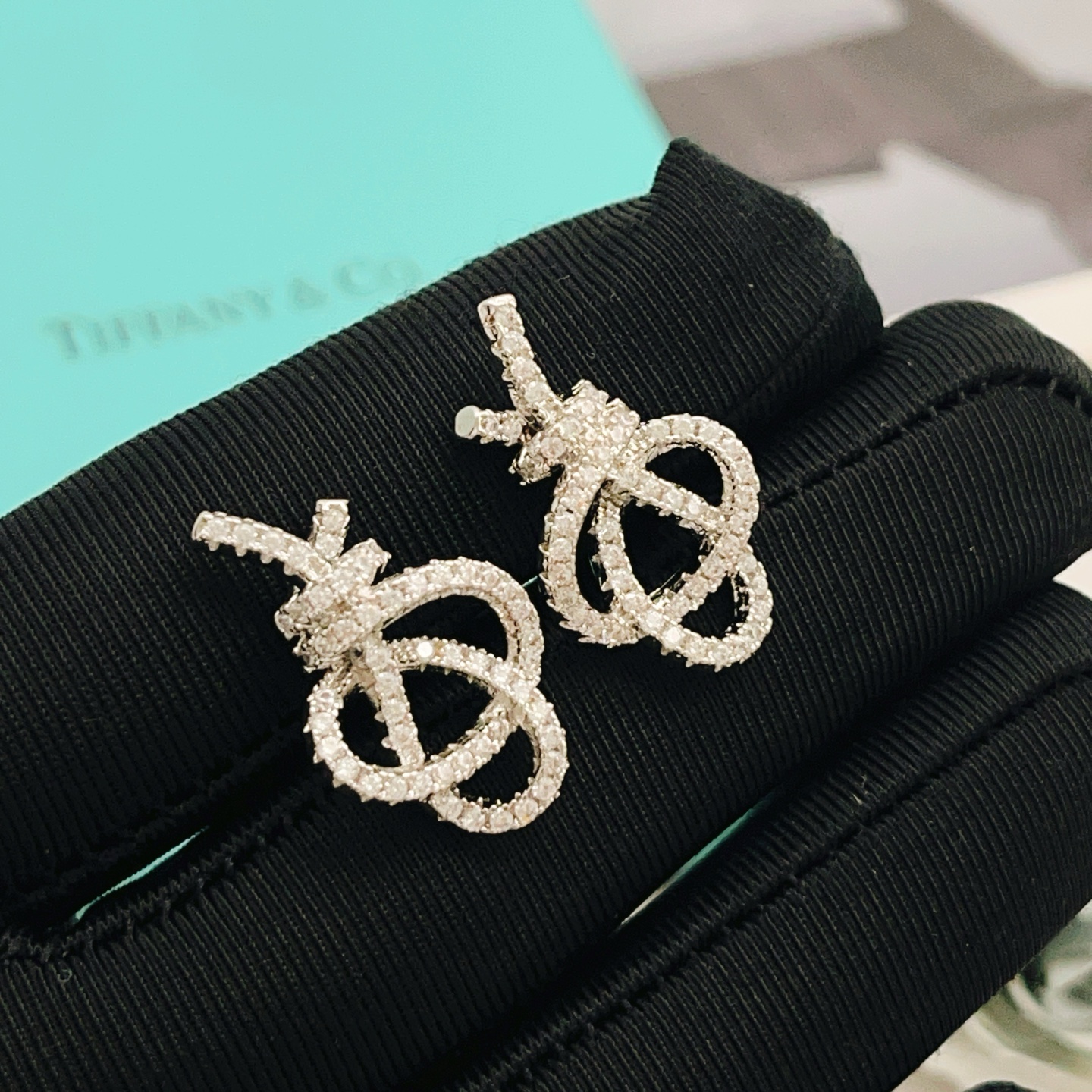 【Tiffany*帝芙尼最新款🆕🆕银色满钻绳结耳钉】一致官网黄铜材质，非常的上镜‼️设计很特别值得入手。