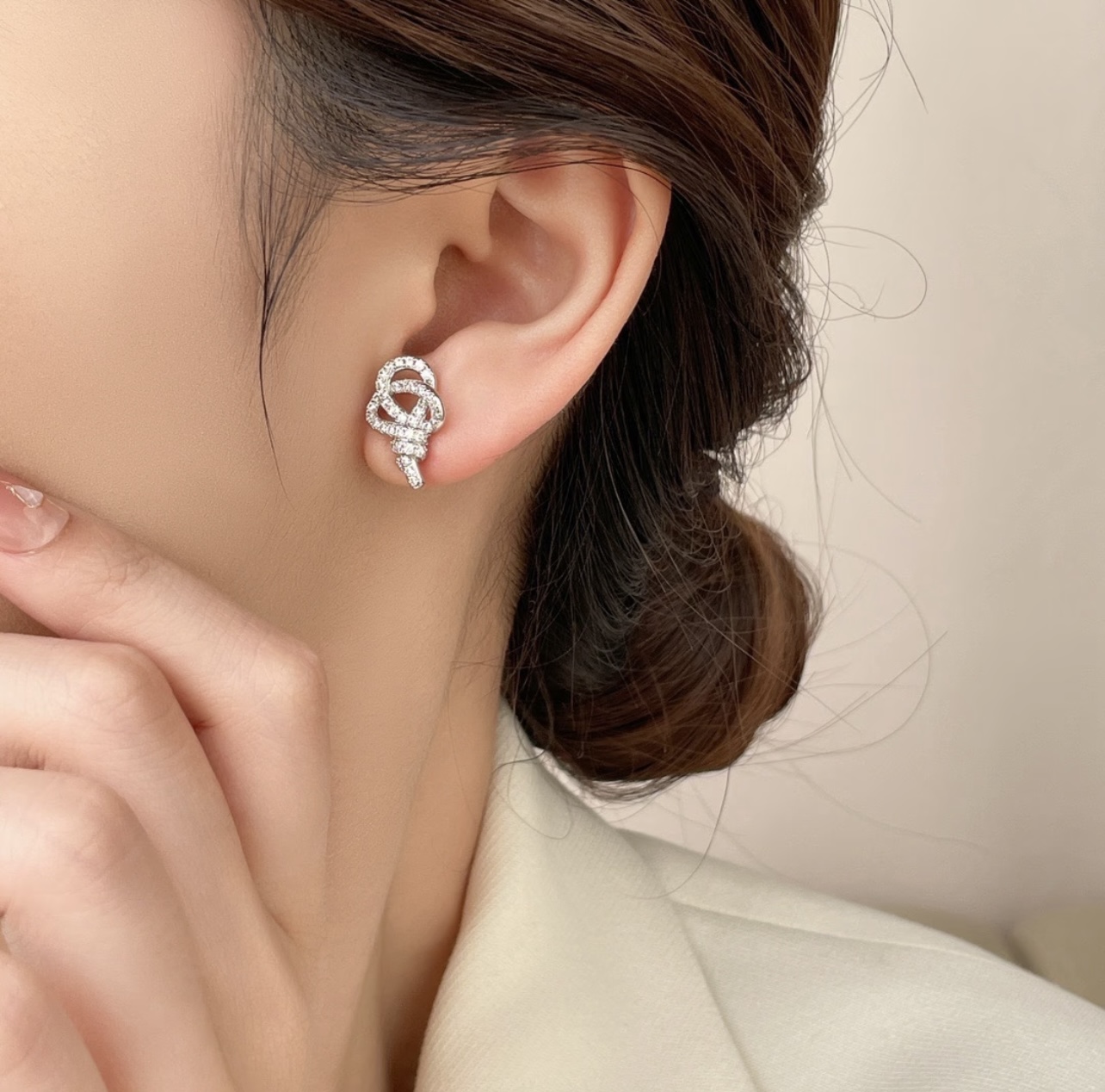 【Tiffany*帝芙尼最新款🆕🆕银色满钻绳结耳钉】一致官网黄铜材质，非常的上镜‼️设计很特别值得入手。