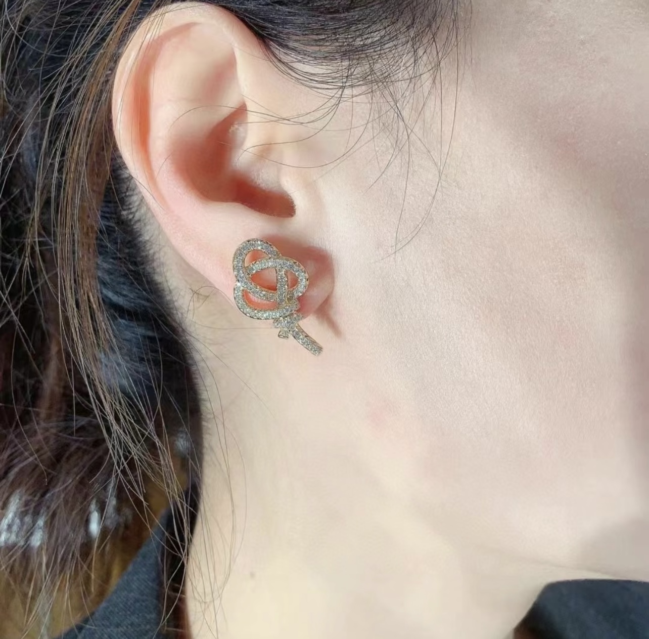 【Tiffany*帝芙尼最新款🆕🆕银色满钻绳结耳钉】一致官网黄铜材质，非常的上镜‼️设计很特别值得入手。