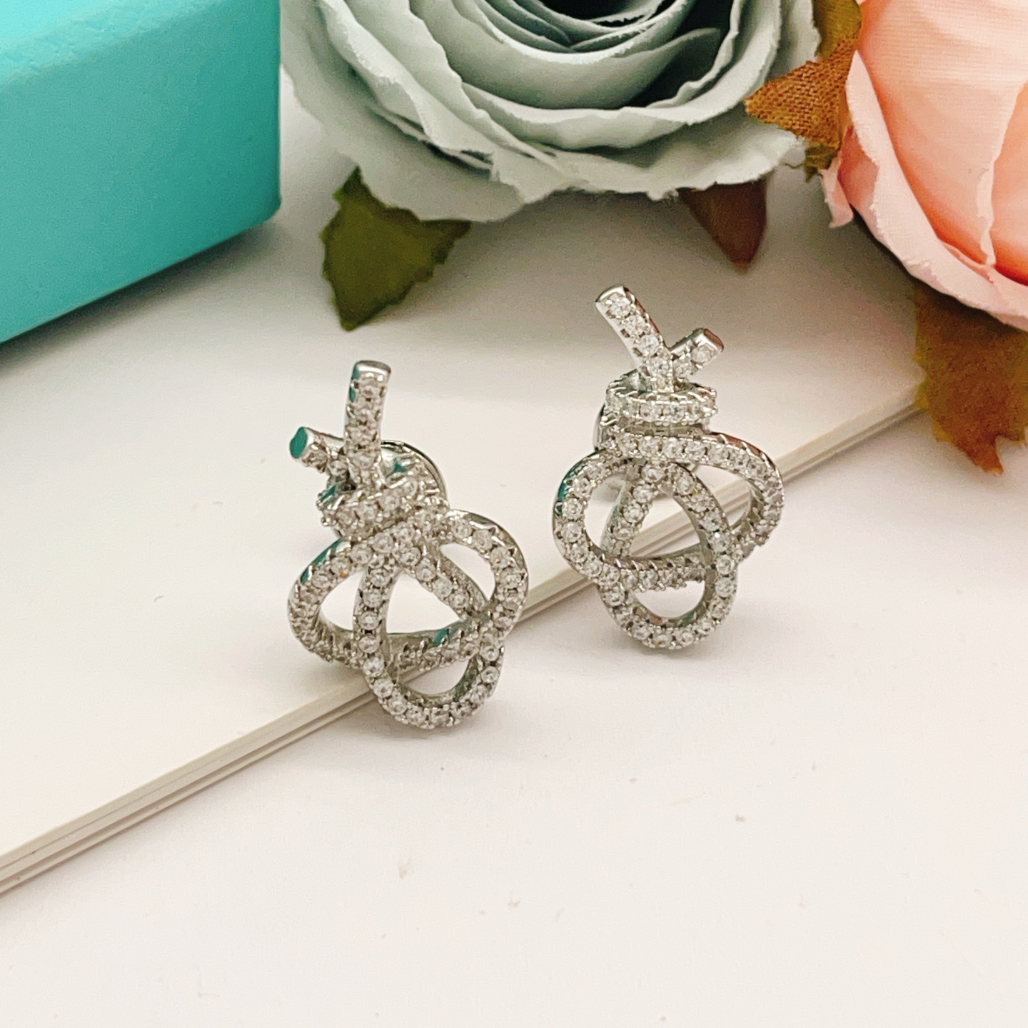 【Tiffany*帝芙尼最新款🆕🆕银色满钻绳结耳钉】一致官网黄铜材质，非常的上镜‼️设计很特别值得入手。