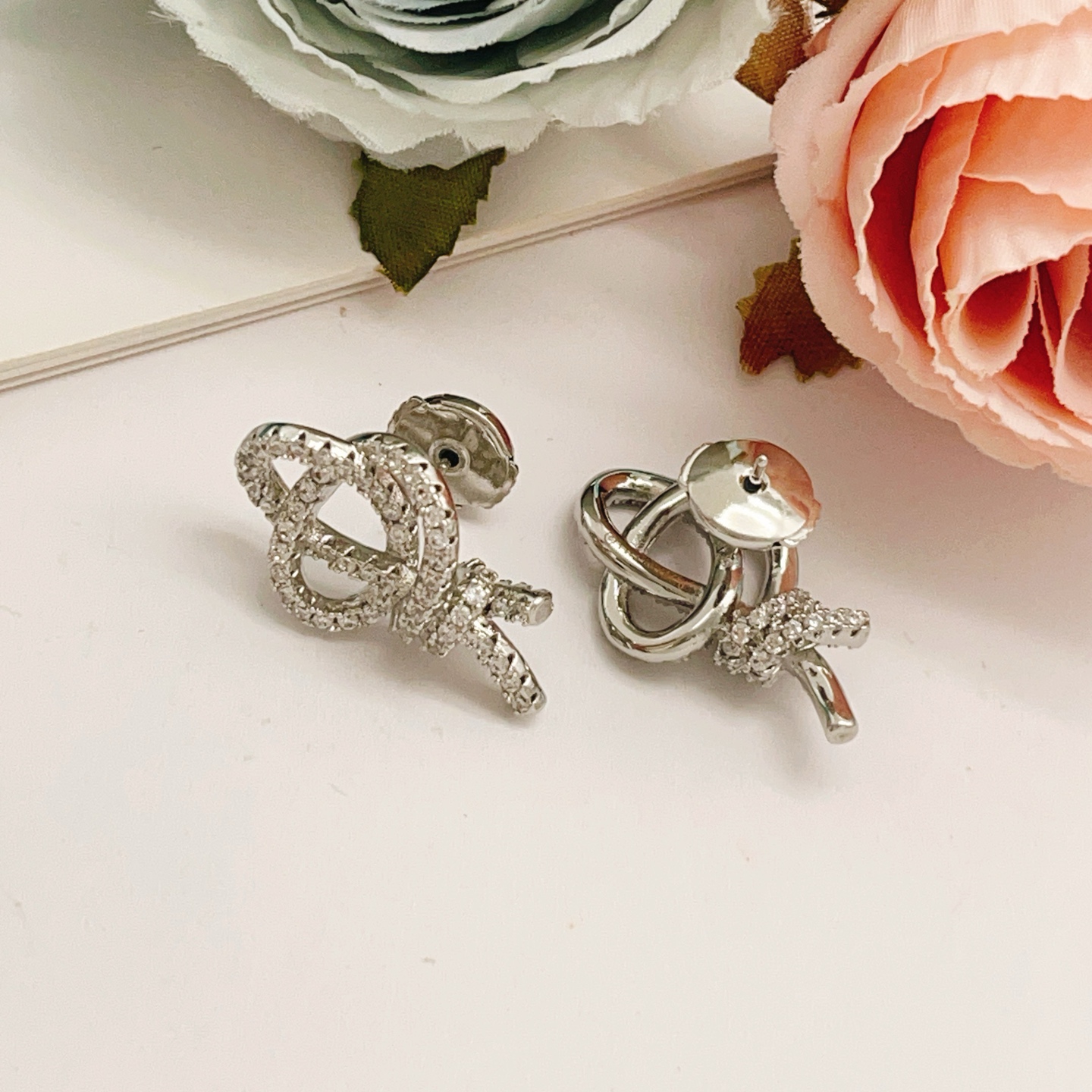 【Tiffany*帝芙尼最新款🆕🆕银色满钻绳结耳钉】一致官网黄铜材质，非常的上镜‼️设计很特别值得入手。