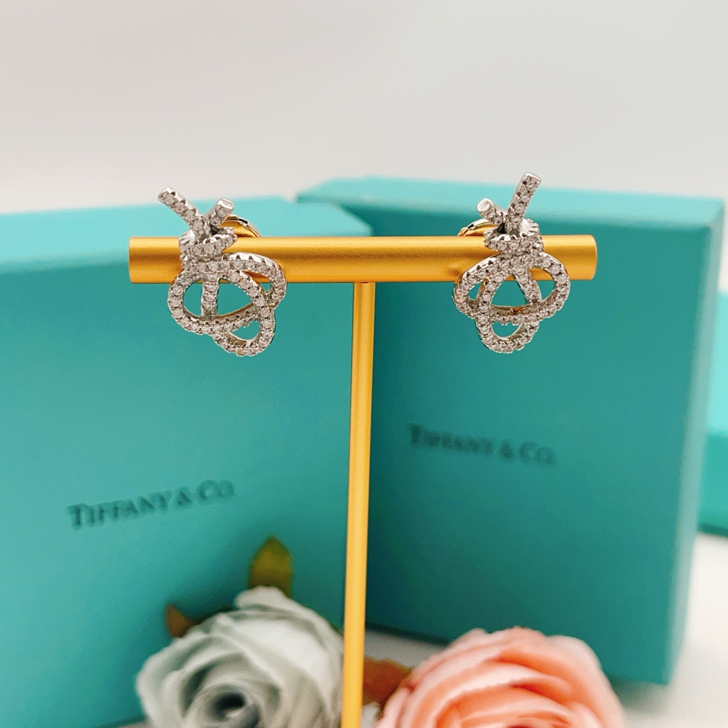 【Tiffany*帝芙尼最新款🆕🆕银色满钻绳结耳钉】一致官网黄铜材质，非常的上镜‼️设计很特别值得入手。