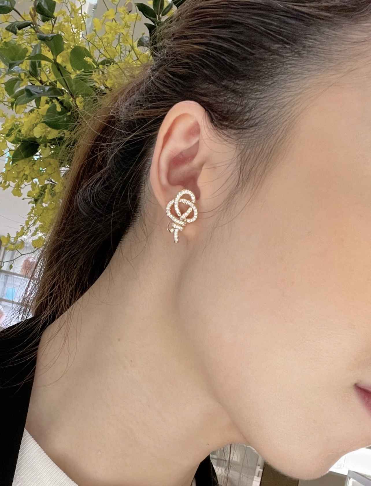 【Tiffany*帝芙尼最新款🆕🆕银色满钻绳结耳钉】一致官网黄铜材质，非常的上镜‼️设计很特别值得入手。