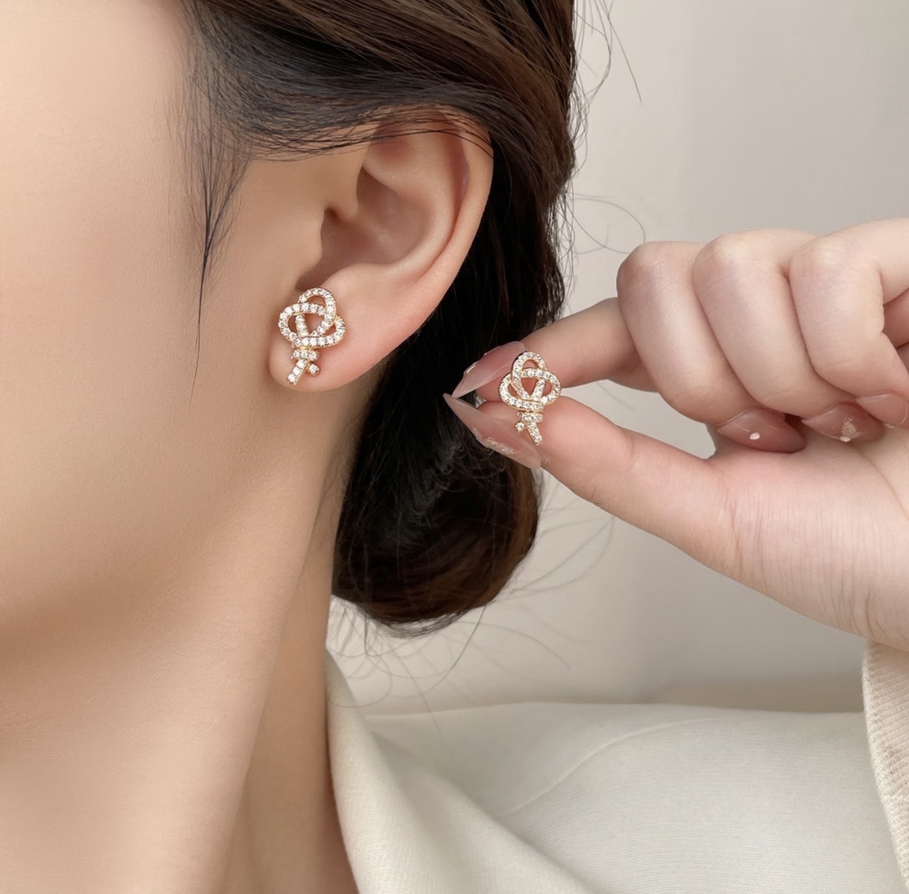 【Tiffany*帝芙尼最新款🆕🆕银色满钻绳结耳钉】一致官网黄铜材质，非常的上镜‼️设计很特别值得入手。