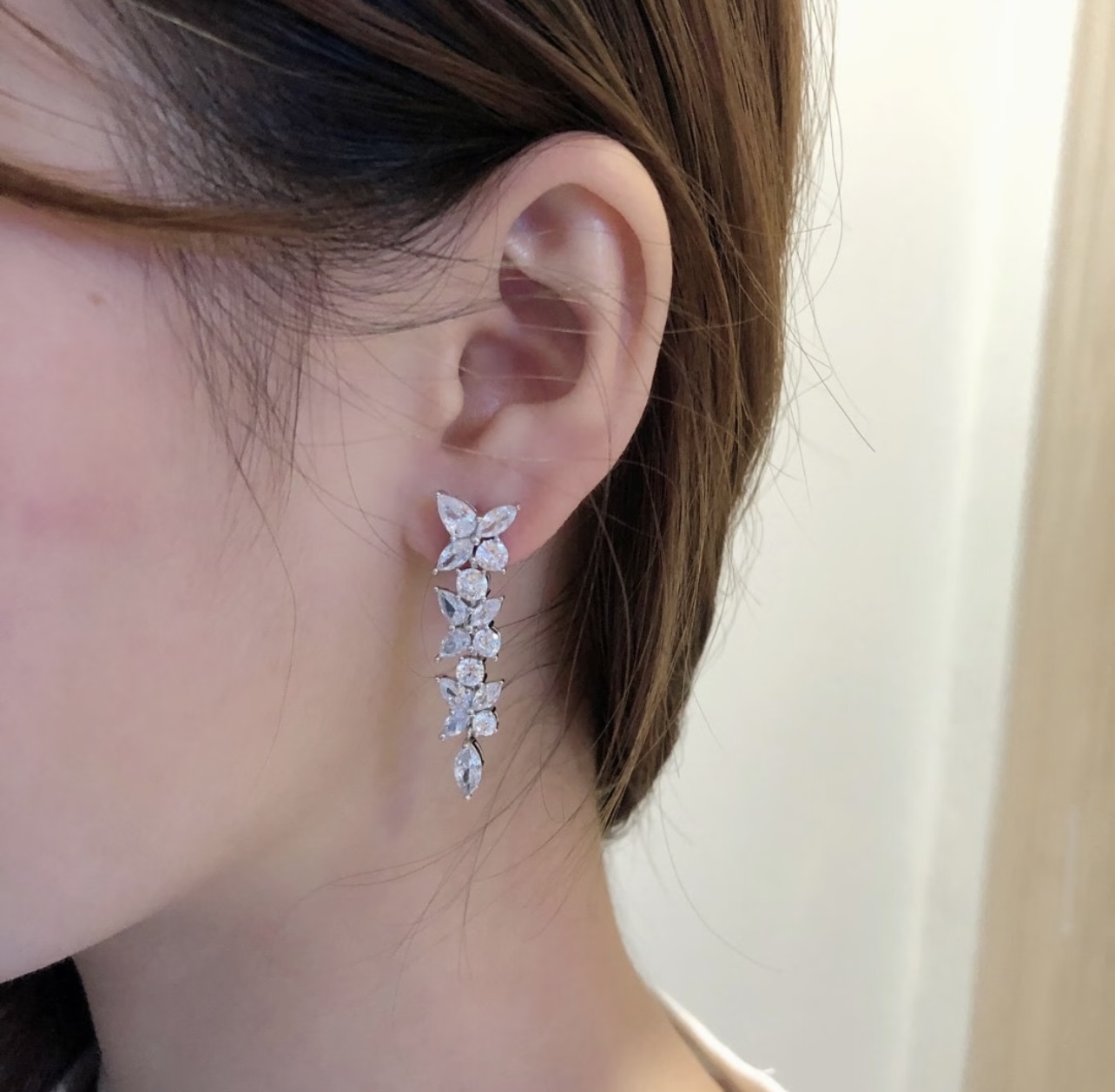 【Tiffany*帝芙尼最新款🆕🆕银色满钻流苏蝴蝶耳钉】一致官网黄铜材质，非常的上镜‼️设计很特别值得入