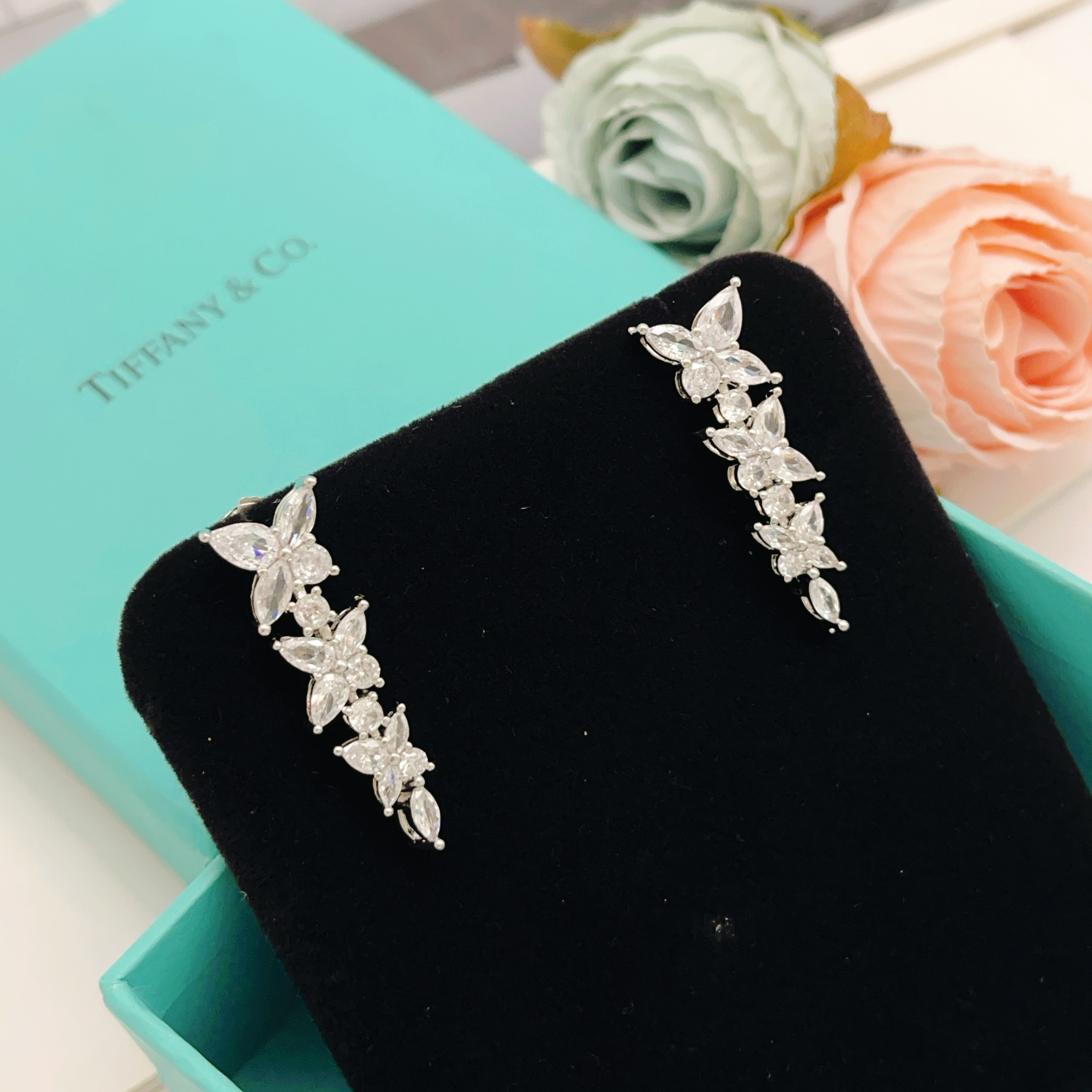 【Tiffany*帝芙尼最新款🆕🆕银色满钻流苏蝴蝶耳钉】一致官网黄铜材质，非常的上镜‼️设计很特别值得入