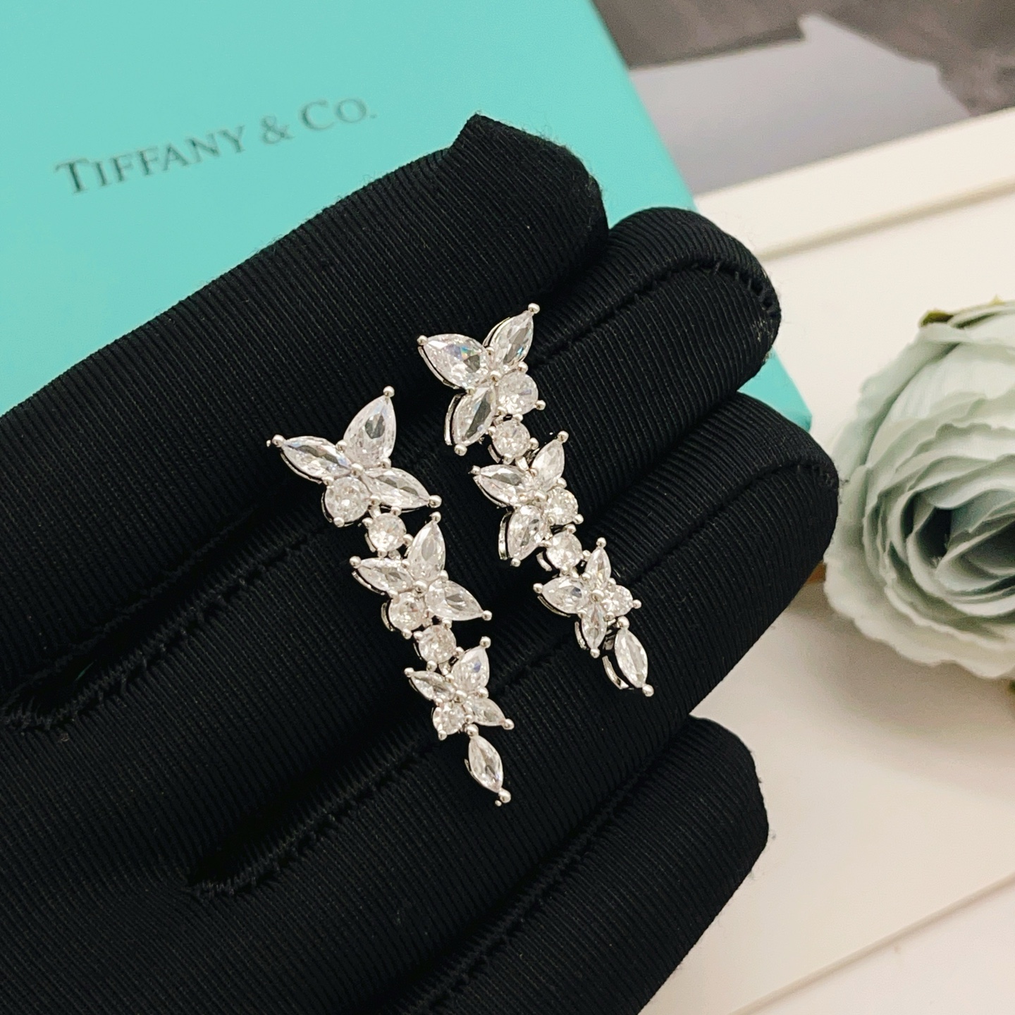 【Tiffany*帝芙尼最新款🆕🆕银色满钻流苏蝴蝶耳钉】一致官网黄铜材质，非常的上镜‼️设计很特别值得入
