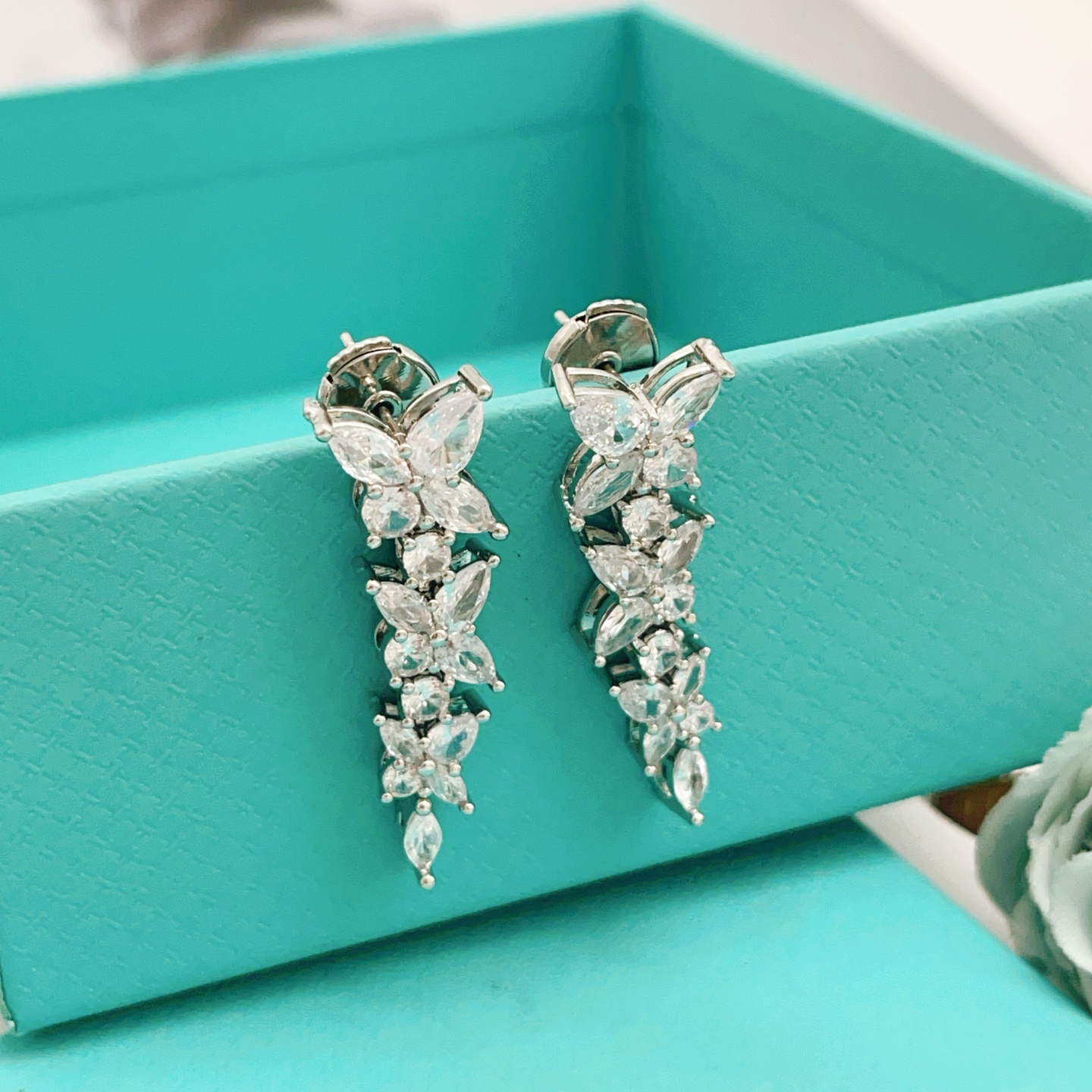 【Tiffany*帝芙尼最新款🆕🆕银色满钻流苏蝴蝶耳钉】一致官网黄铜材质，非常的上镜‼️设计很特别值得入