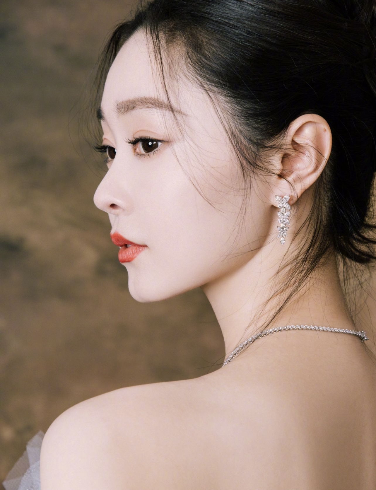 【Tiffany*帝芙尼最新款🆕🆕银色满钻流苏蝴蝶耳钉】一致官网黄铜材质，非常的上镜‼️设计很特别值得入
