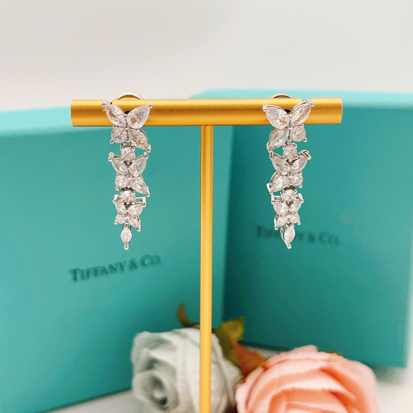 【Tiffany*帝芙尼最新款🆕🆕银色满钻流苏蝴蝶耳钉】一致官网黄铜材质，非常的上镜‼️设计很特别值得入