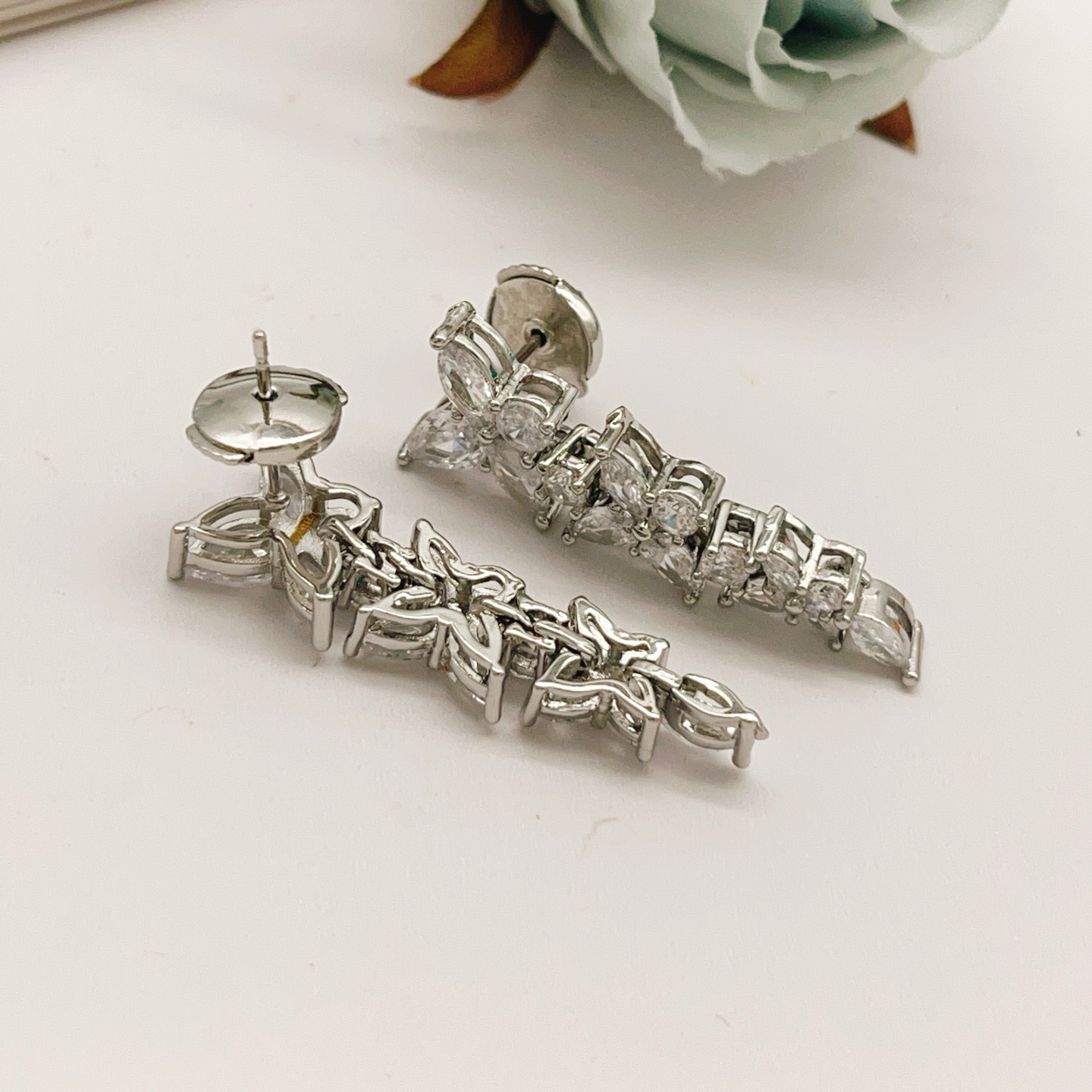 【Tiffany*帝芙尼最新款🆕🆕银色满钻流苏蝴蝶耳钉】一致官网黄铜材质，非常的上镜‼️设计很特别值得入