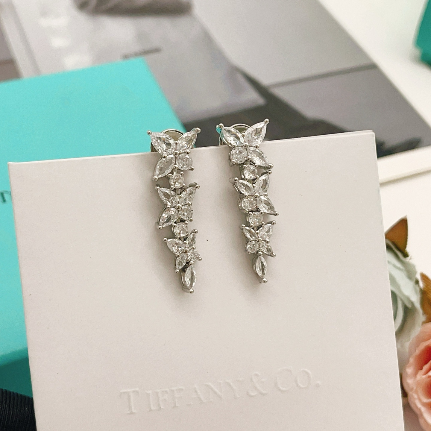 【Tiffany*帝芙尼最新款🆕🆕银色满钻流苏蝴蝶耳钉】一致官网黄铜材质，非常的上镜‼️设计很特别值得入