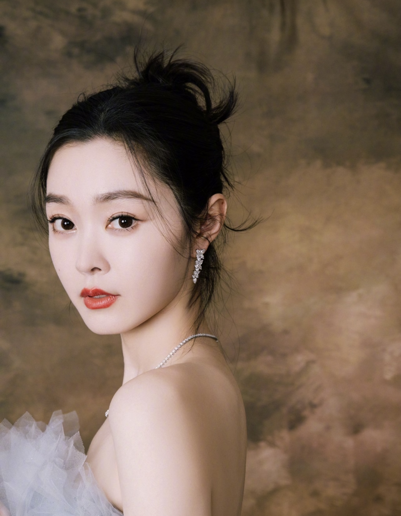【Tiffany*帝芙尼最新款🆕🆕银色满钻流苏蝴蝶耳钉】一致官网黄铜材质，非常的上镜‼️设计很特别值得入