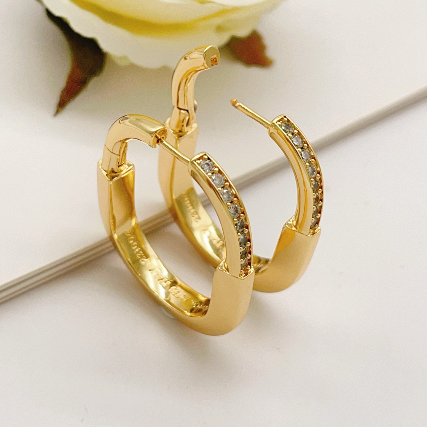 【Tiffany*帝芙尼最新款🆕🆕金色半钻耳钉】一致官网黄铜材质，非常的上镜‼️设计很特别值得入手。高级