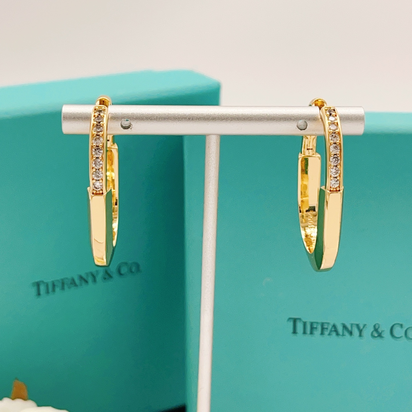 【Tiffany*帝芙尼最新款🆕🆕金色半钻耳钉】一致官网黄铜材质，非常的上镜‼️设计很特别值得入手。高级