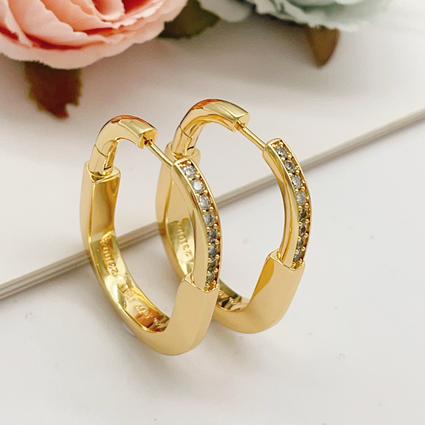 【Tiffany*帝芙尼最新款🆕🆕金色半钻耳钉】一致官网黄铜材质，非常的上镜‼️设计很特别值得入手。高级