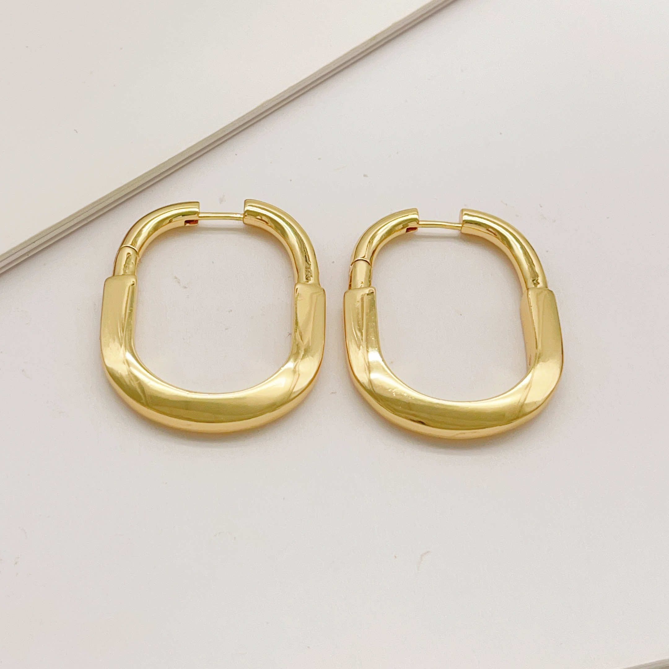 【Tiffany*帝芙尼最新款🆕🆕金色半钻耳钉】一致官网黄铜材质，非常的上镜‼️设计很特别值得入手。高级