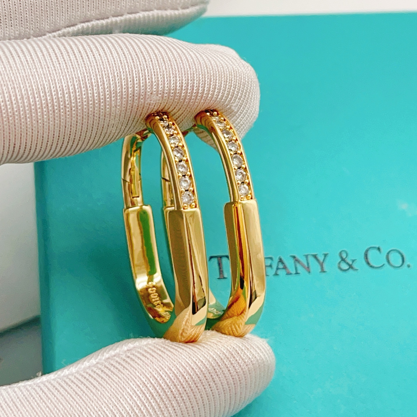【Tiffany*帝芙尼最新款🆕🆕金色半钻耳钉】一致官网黄铜材质，非常的上镜‼️设计很特别值得入手。高级