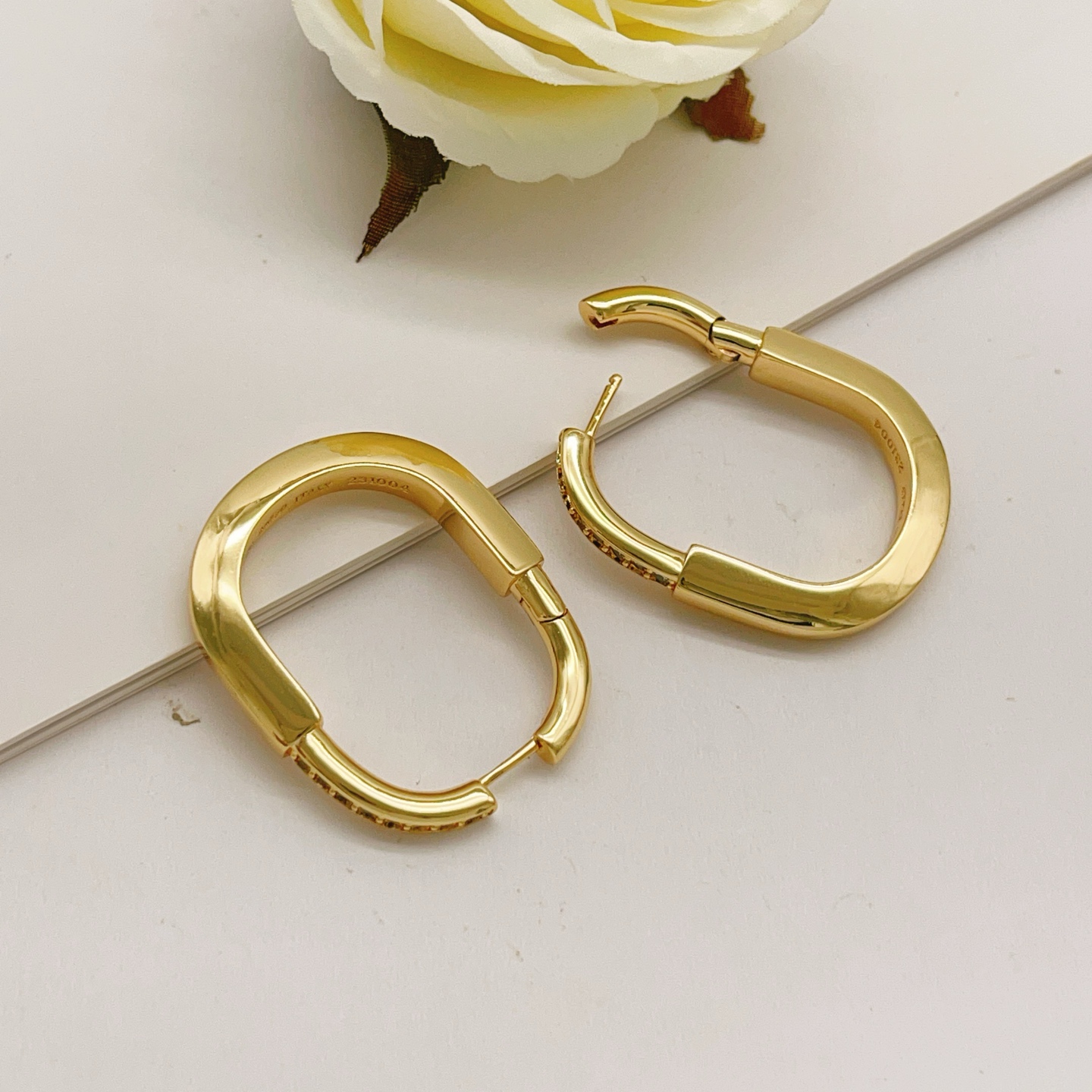 【Tiffany*帝芙尼最新款🆕🆕金色半钻耳钉】一致官网黄铜材质，非常的上镜‼️设计很特别值得入手。高级
