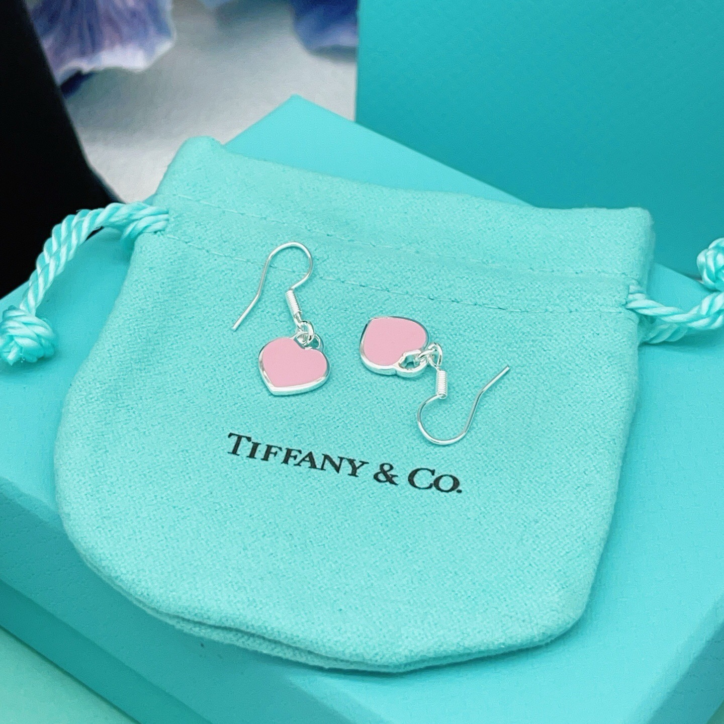 【Tiffany*帝芙尼最新款🆕🆕银色流苏粉贝爱心耳钉】一致官网黄铜材质，非常的上镜‼️设计很特别值得入