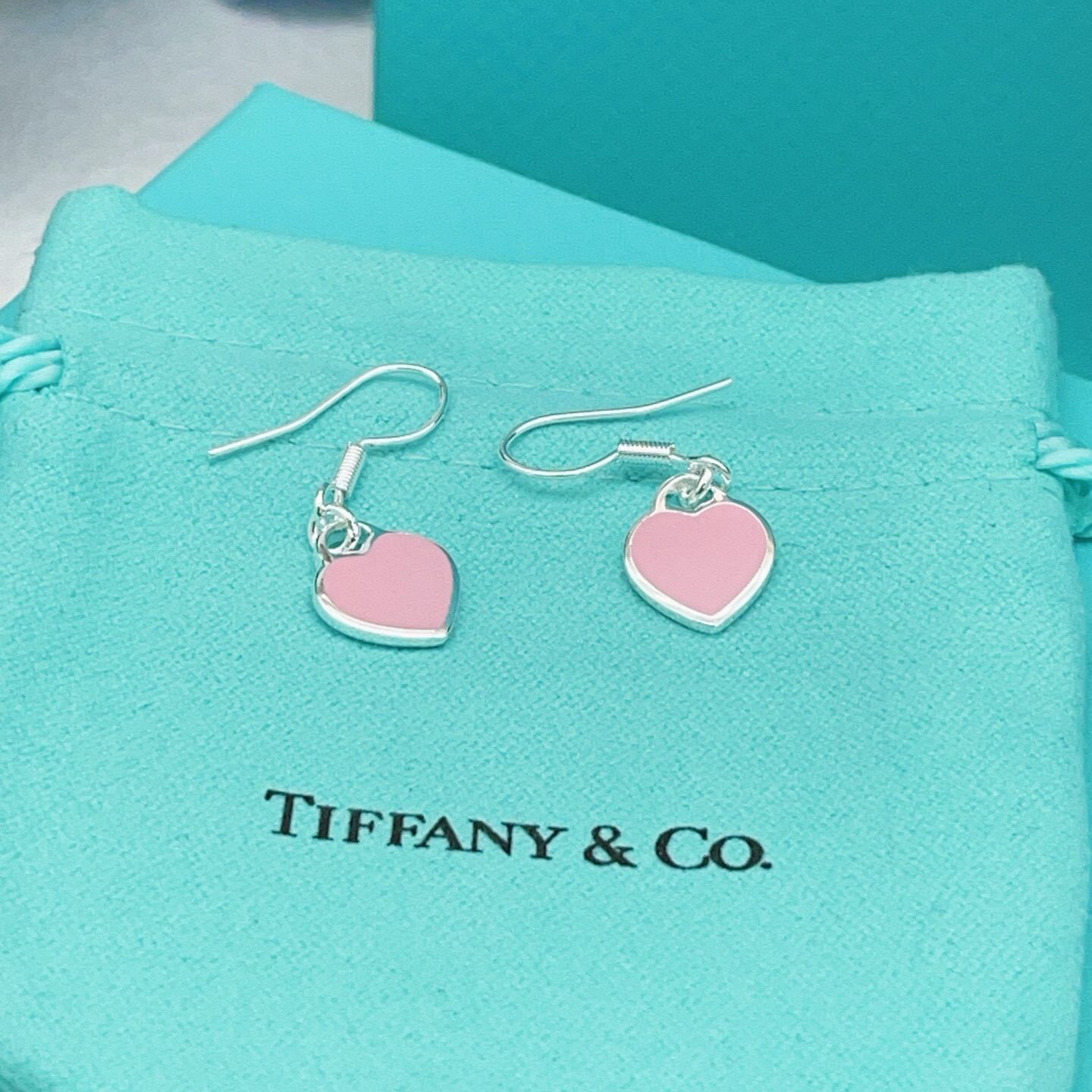 【Tiffany*帝芙尼最新款🆕🆕银色流苏粉贝爱心耳钉】一致官网黄铜材质，非常的上镜‼️设计很特别值得入
