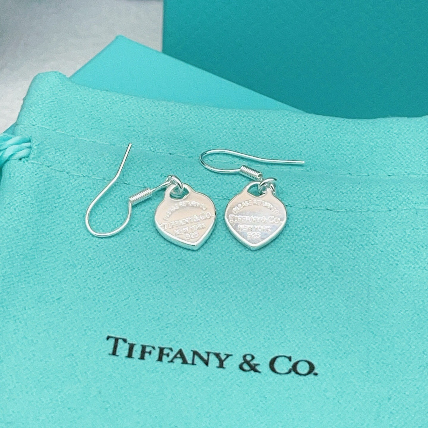 【Tiffany*帝芙尼最新款🆕🆕银色流苏粉贝爱心耳钉】一致官网黄铜材质，非常的上镜‼️设计很特别值得入
