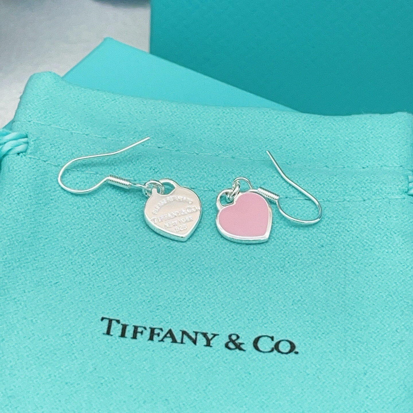 【Tiffany*帝芙尼最新款🆕🆕银色流苏粉贝爱心耳钉】一致官网黄铜材质，非常的上镜‼️设计很特别值得入