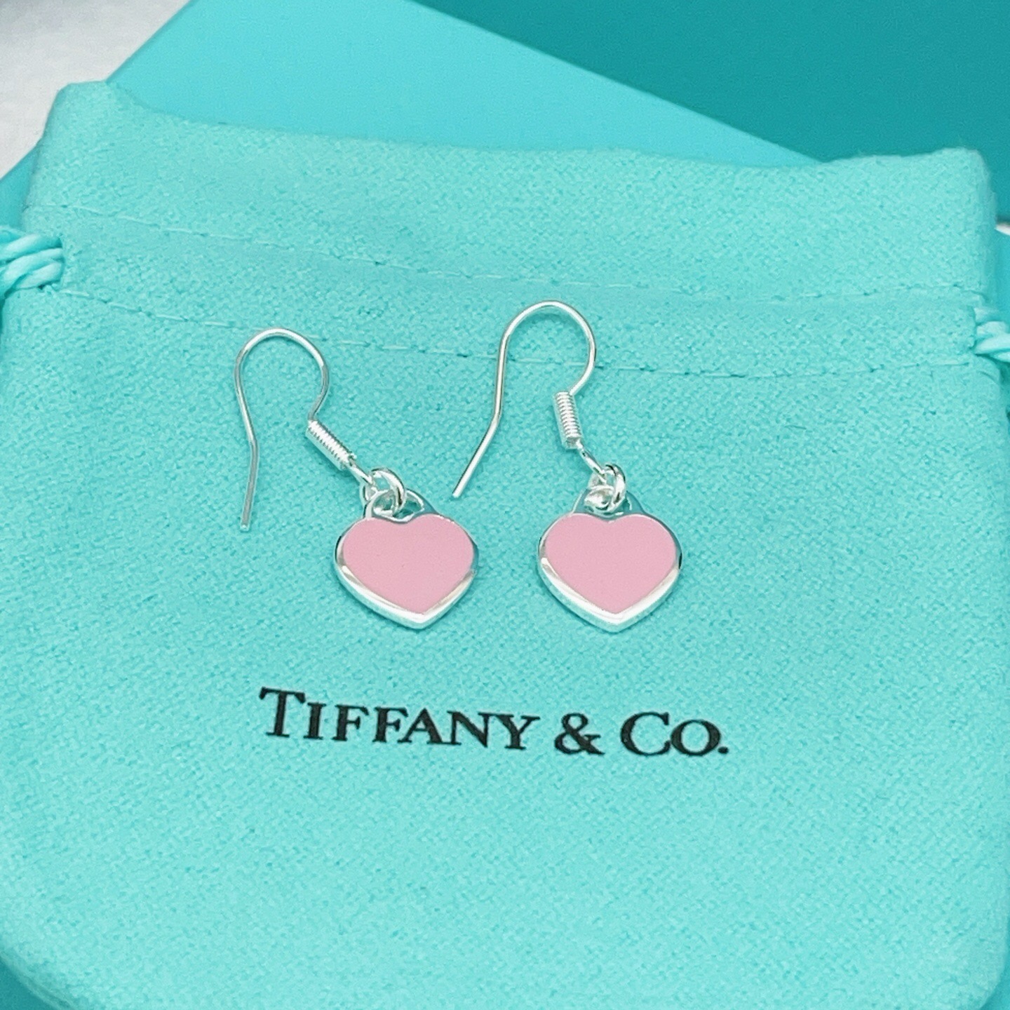 【Tiffany*帝芙尼最新款🆕🆕银色流苏粉贝爱心耳钉】一致官网黄铜材质，非常的上镜‼️设计很特别值得入