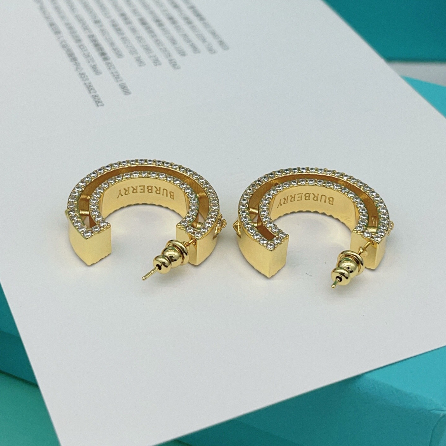 【Tiffany*帝芙尼最新款🆕🆕金色方钻半圆耳钉】一致官网黄铜材质，非常的上镜‼️设计很特别值得入手。