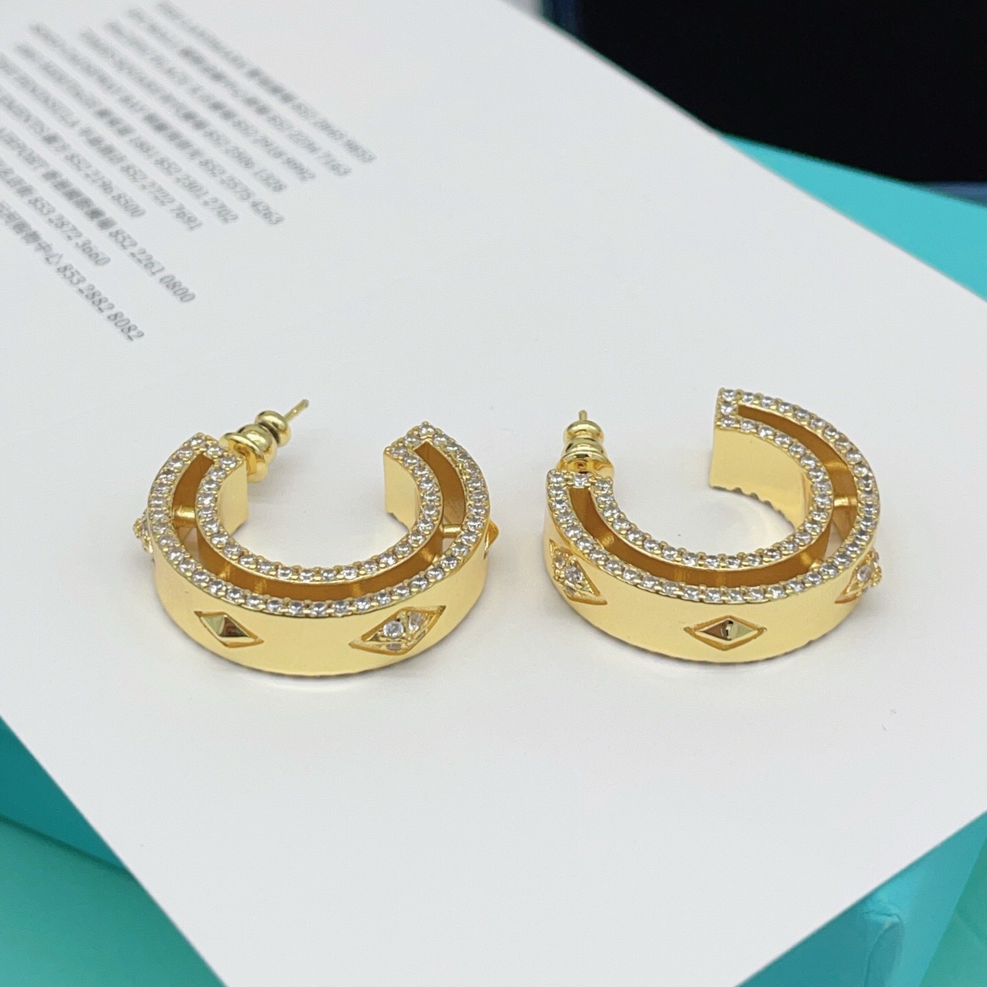 【Tiffany*帝芙尼最新款🆕🆕金色方钻半圆耳钉】一致官网黄铜材质，非常的上镜‼️设计很特别值得入手。