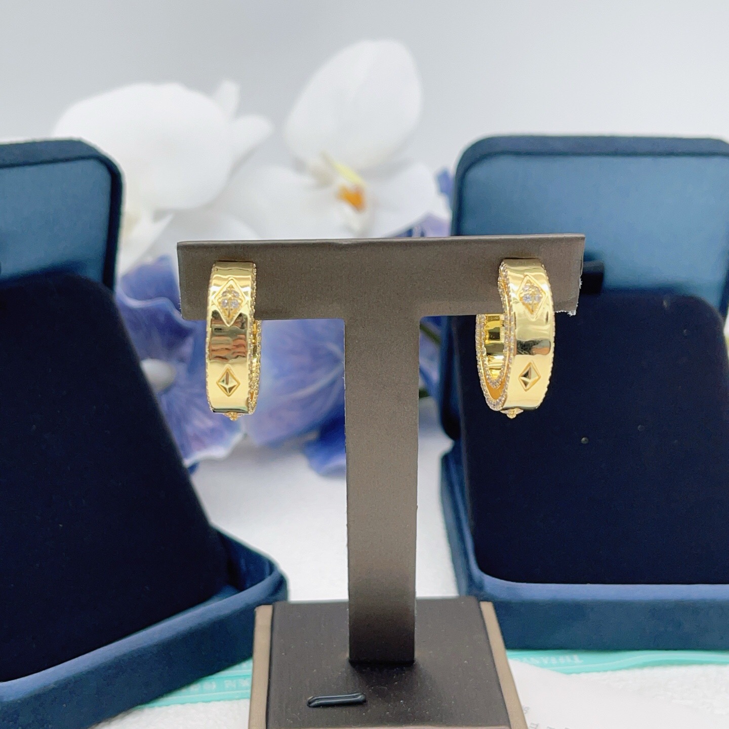 【Tiffany*帝芙尼最新款🆕🆕金色方钻半圆耳钉】一致官网黄铜材质，非常的上镜‼️设计很特别值得入手。