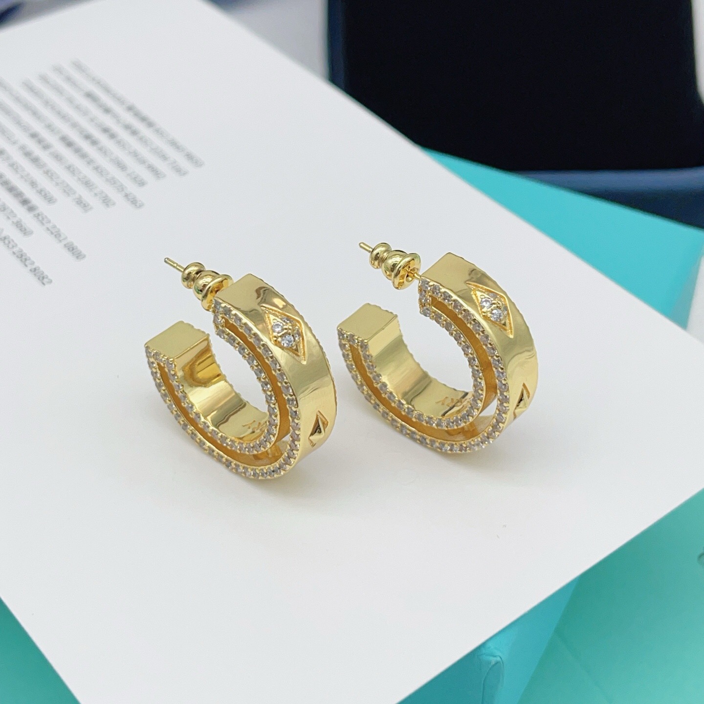 【Tiffany*帝芙尼最新款🆕🆕金色方钻半圆耳钉】一致官网黄铜材质，非常的上镜‼️设计很特别值得入手。