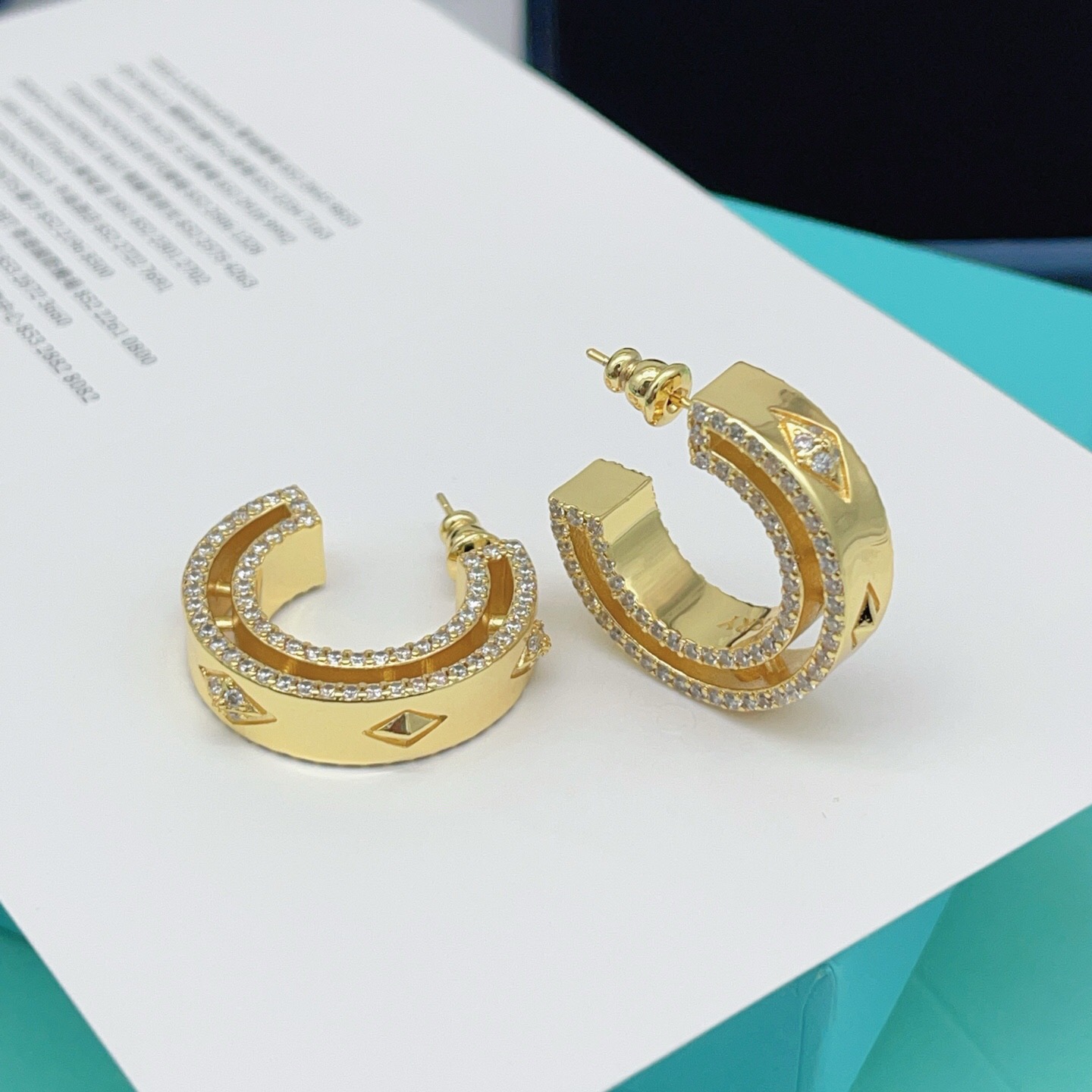 【Tiffany*帝芙尼最新款🆕🆕金色方钻半圆耳钉】一致官网黄铜材质，非常的上镜‼️设计很特别值得入手。