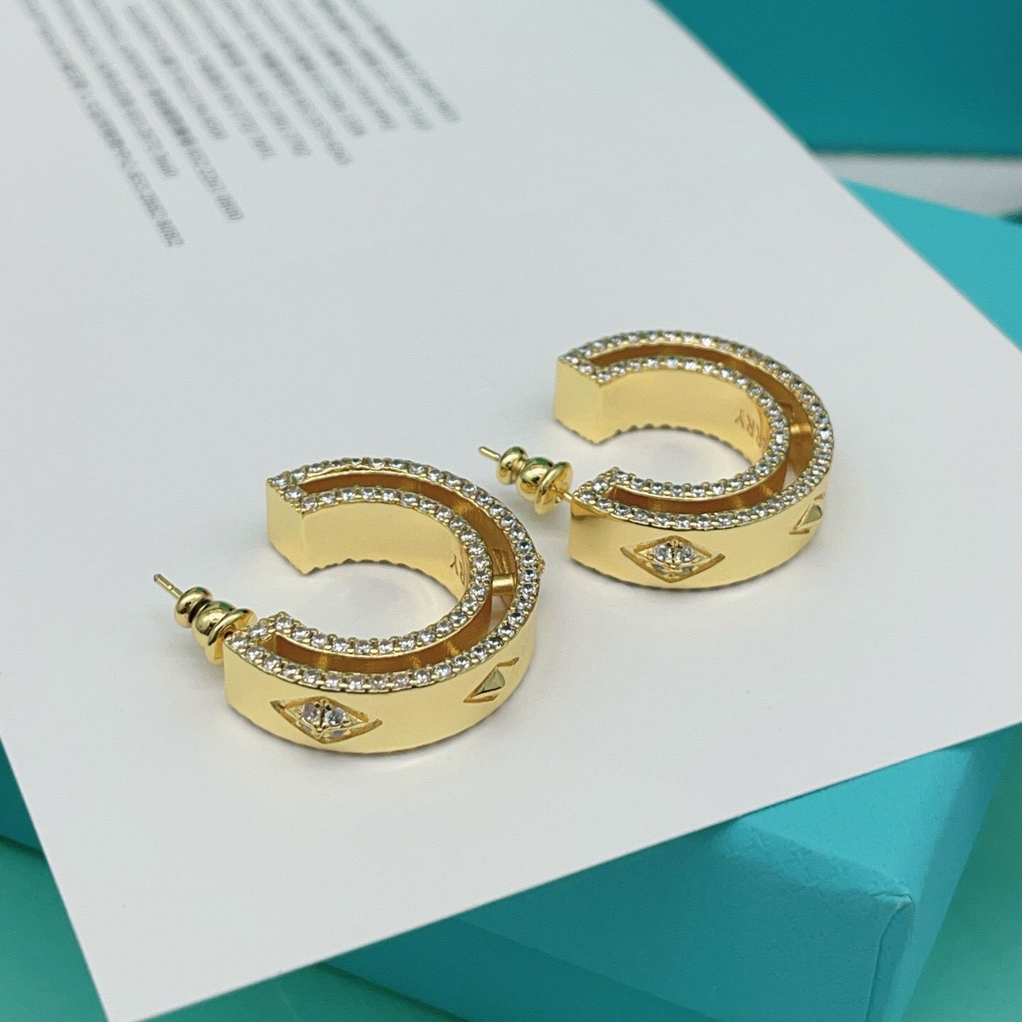 【Tiffany*帝芙尼最新款🆕🆕金色方钻半圆耳钉】一致官网黄铜材质，非常的上镜‼️设计很特别值得入手。