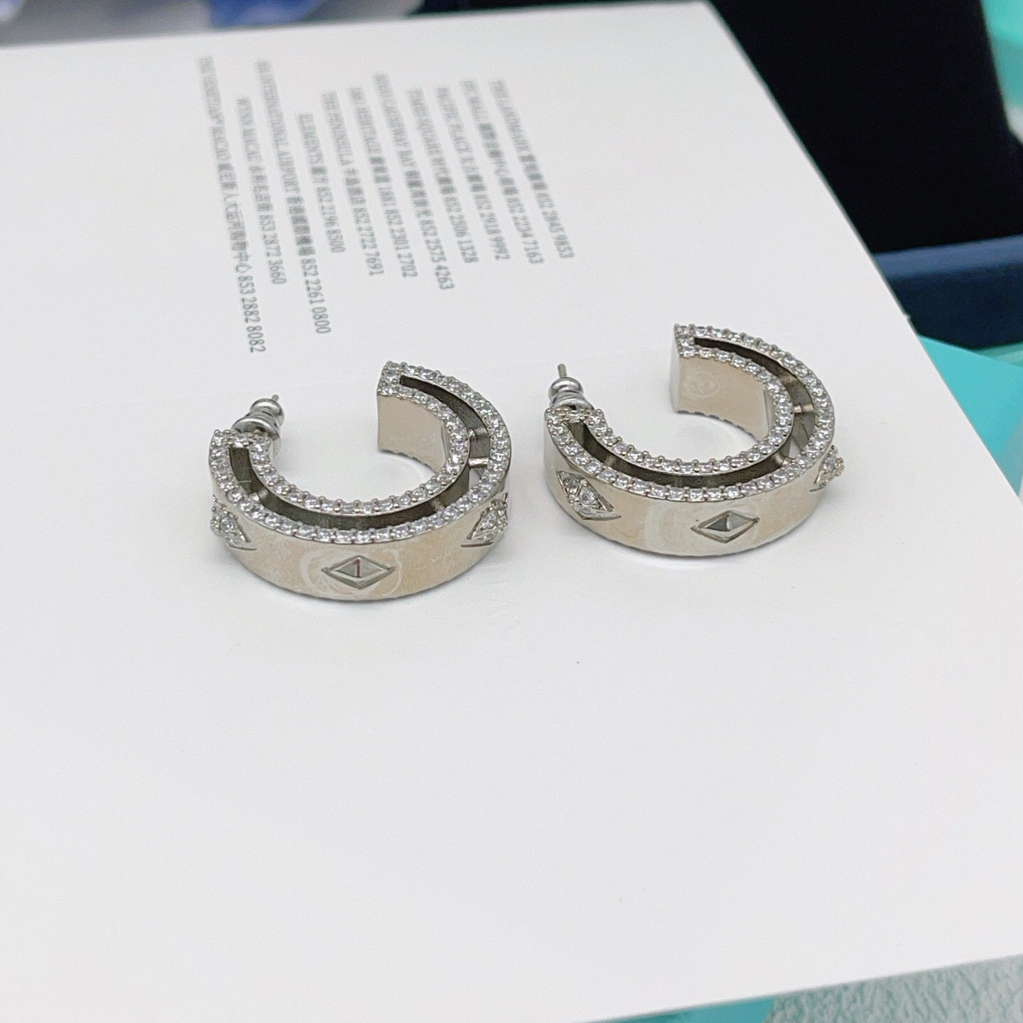 【Tiffany*帝芙尼最新款🆕🆕银色方钻半圆耳钉】一致官网黄铜材质，非常的上镜‼️设计很特别值得入手。