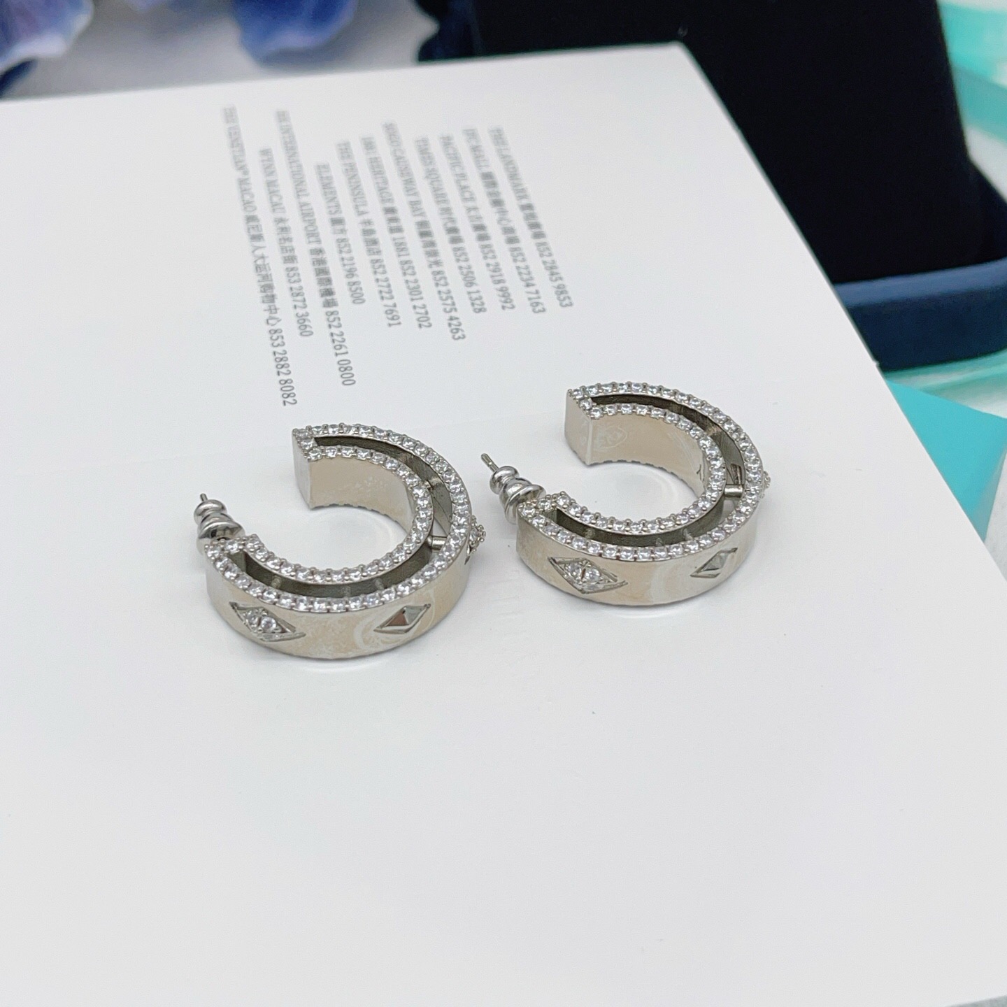 【Tiffany*帝芙尼最新款🆕🆕银色方钻半圆耳钉】一致官网黄铜材质，非常的上镜‼️设计很特别值得入手。