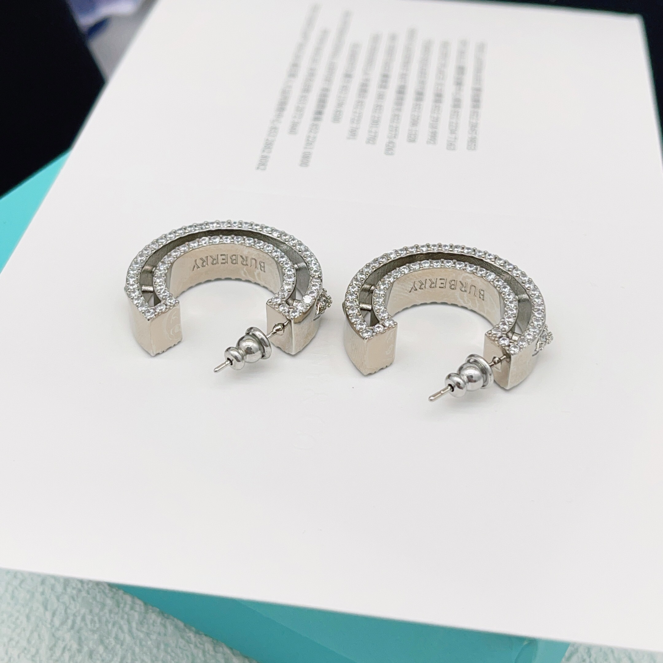 【Tiffany*帝芙尼最新款🆕🆕银色方钻半圆耳钉】一致官网黄铜材质，非常的上镜‼️设计很特别值得入手。