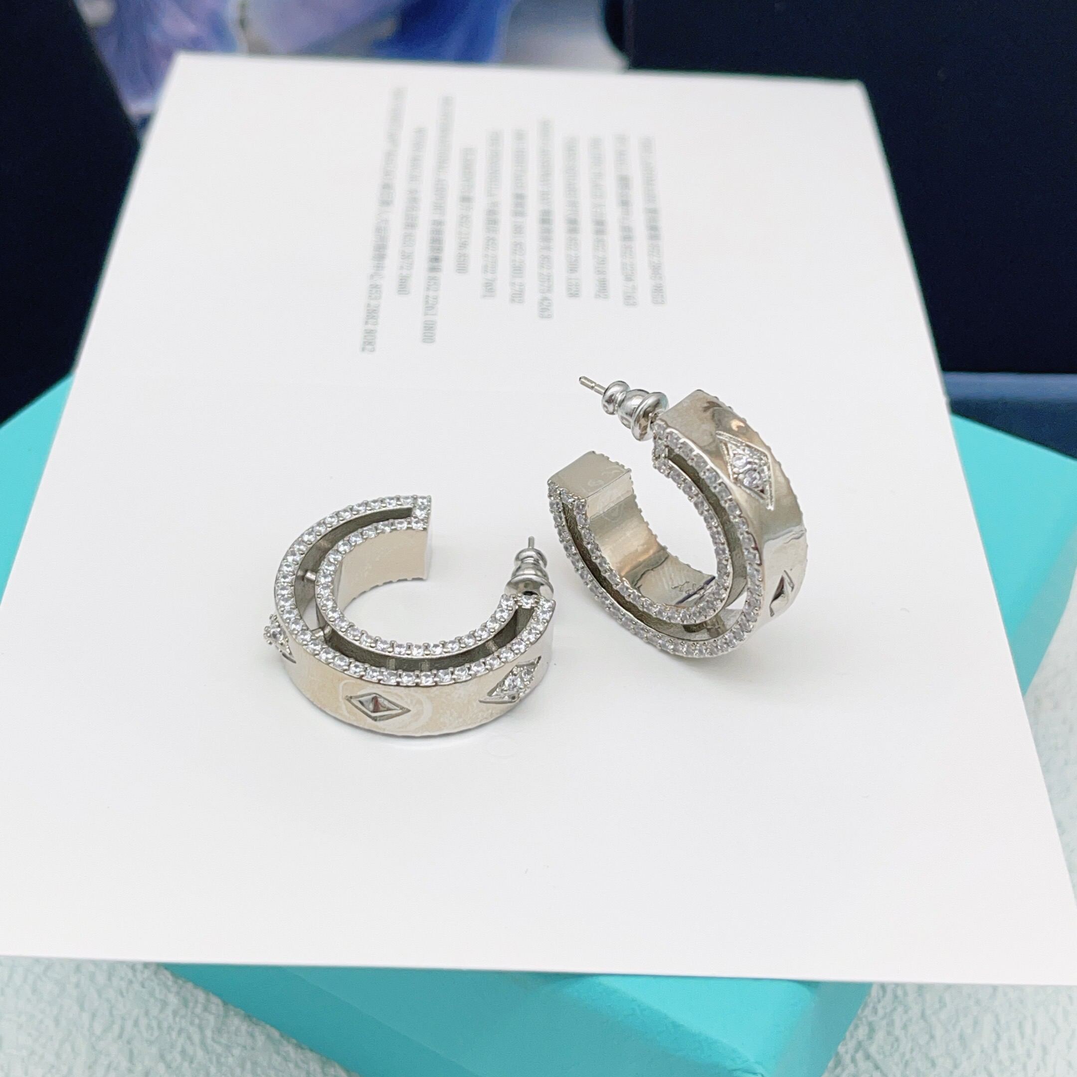 【Tiffany*帝芙尼最新款🆕🆕银色方钻半圆耳钉】一致官网黄铜材质，非常的上镜‼️设计很特别值得入手。