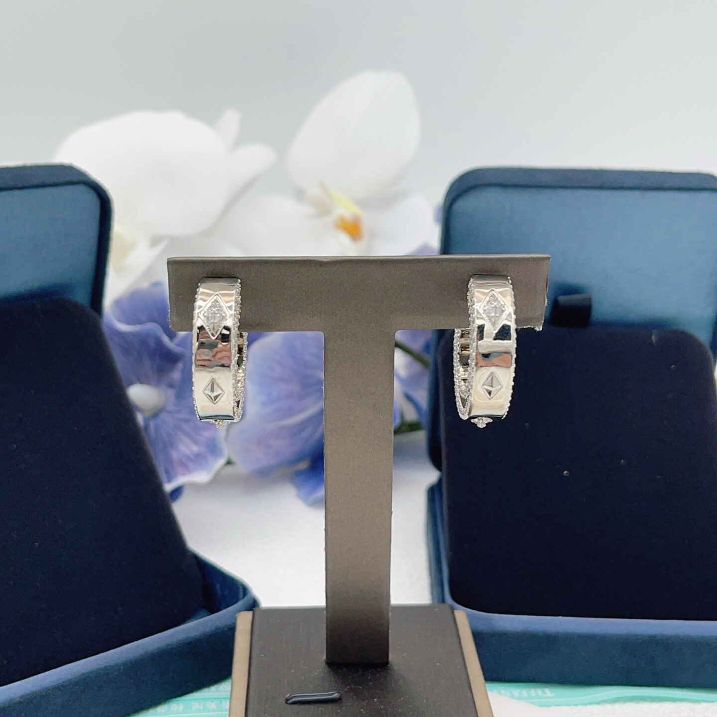 【Tiffany*帝芙尼最新款🆕🆕银色方钻半圆耳钉】一致官网黄铜材质，非常的上镜‼️设计很特别值得入手。