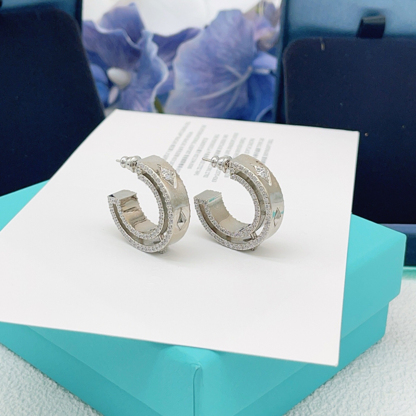 【Tiffany*帝芙尼最新款🆕🆕银色方钻半圆耳钉】一致官网黄铜材质，非常的上镜‼️设计很特别值得入手。