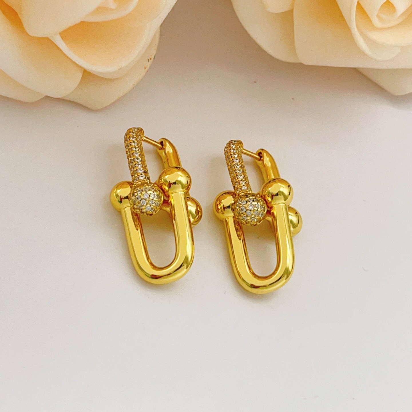 【Tiffany*帝芙尼最新款🆕🆕金色光面流苏马蹄耳钉】一致官网黄铜材质，非常的上镜‼️设计很特别值得入