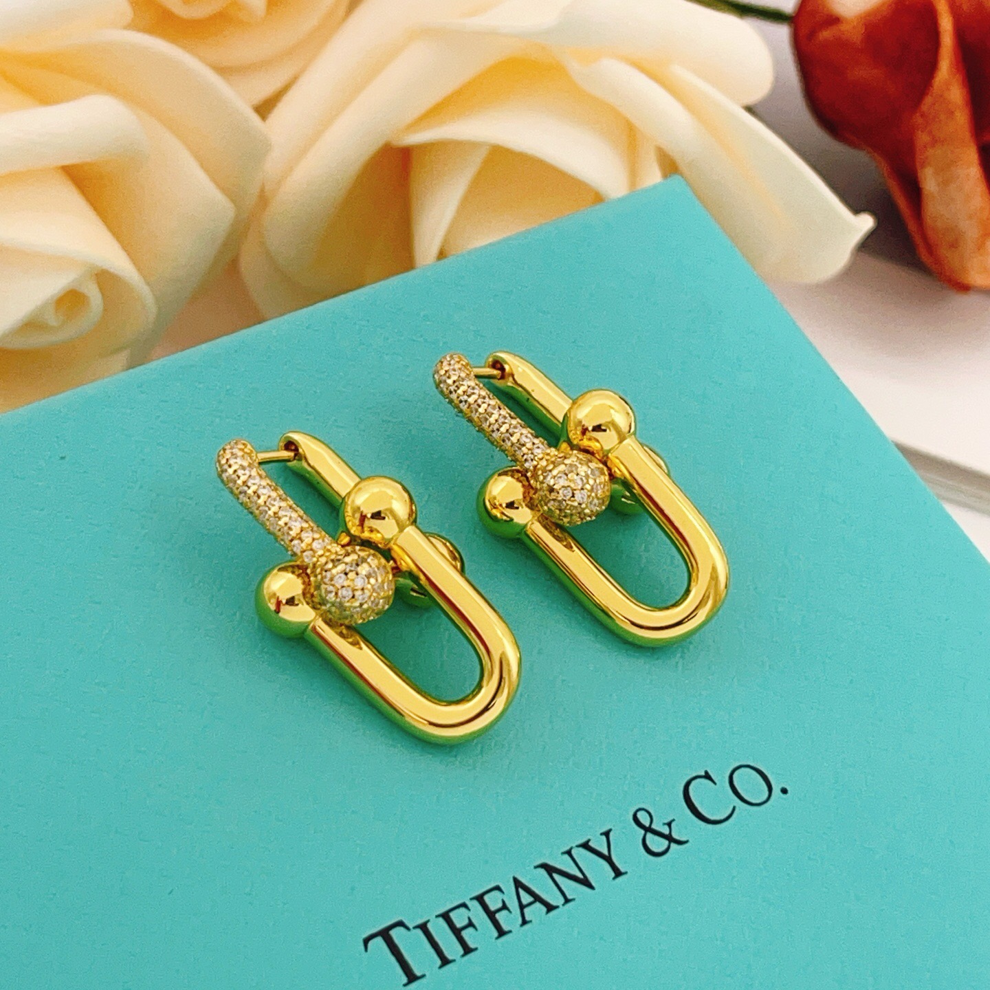 【Tiffany*帝芙尼最新款🆕🆕金色光面流苏马蹄耳钉】一致官网黄铜材质，非常的上镜‼️设计很特别值得入
