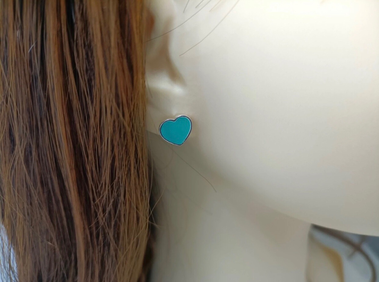 【Tiffany*帝芙尼最新款🆕🆕银色蓝贝单钻爱心耳钉】一致官网黄铜材质，非常的上镜‼️设计很特别值得入