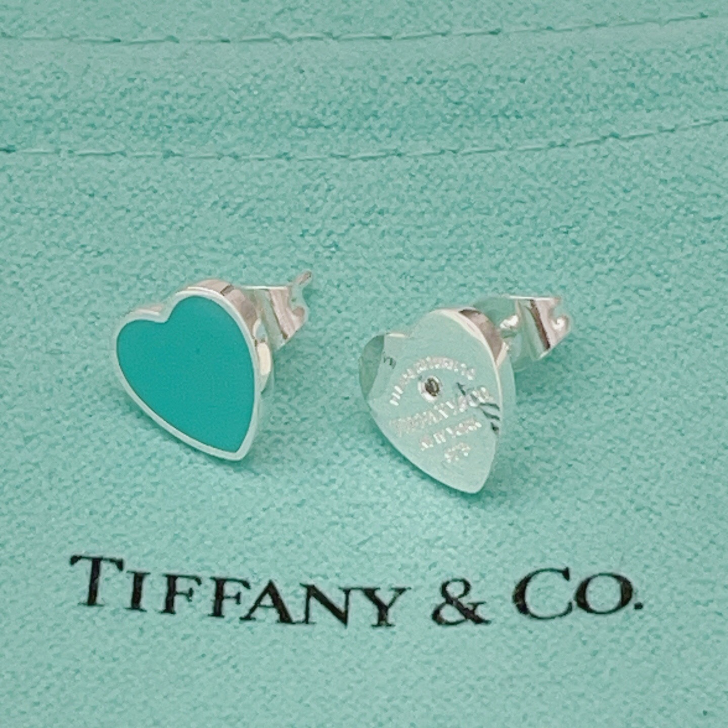 【Tiffany*帝芙尼最新款🆕🆕银色蓝贝单钻爱心耳钉】一致官网黄铜材质，非常的上镜‼️设计很特别值得入