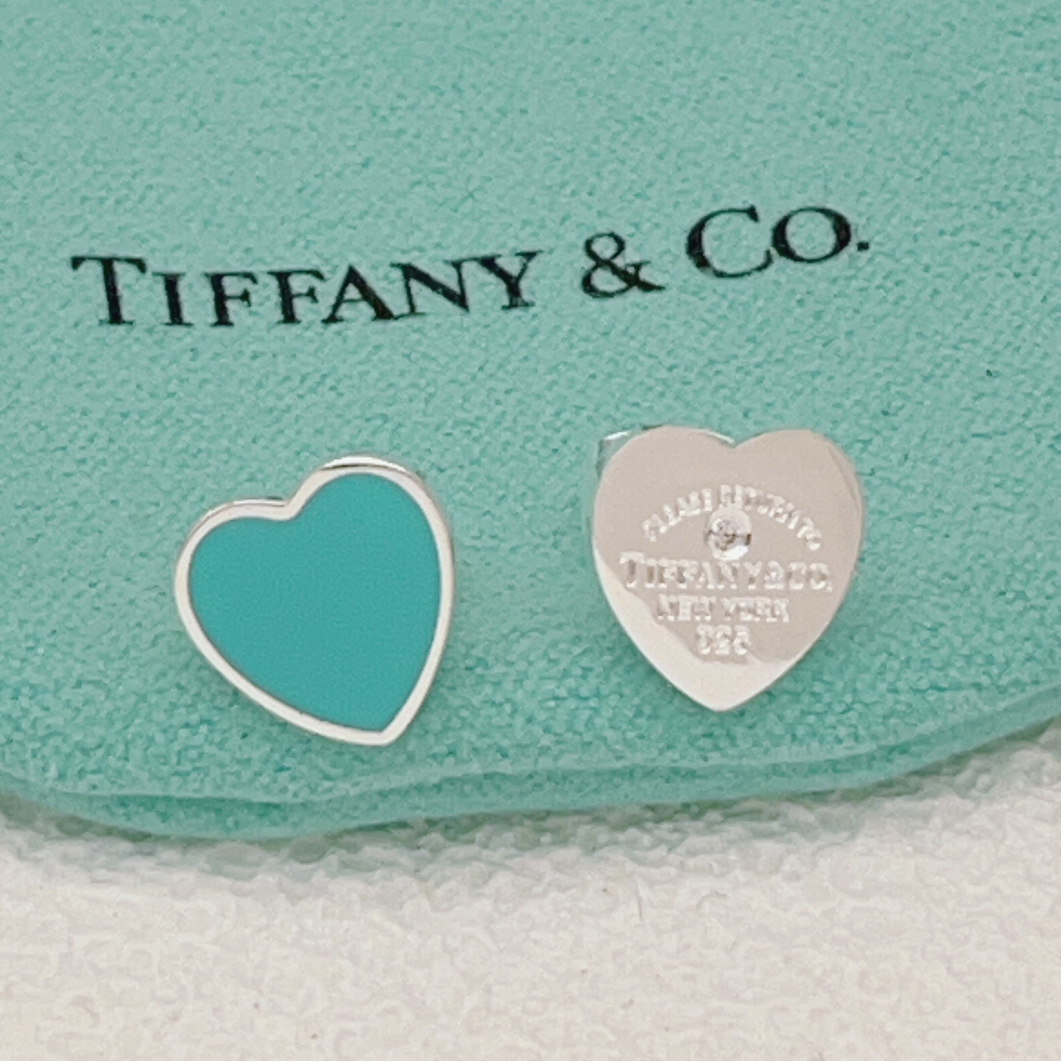 【Tiffany*帝芙尼最新款🆕🆕银色蓝贝单钻爱心耳钉】一致官网黄铜材质，非常的上镜‼️设计很特别值得入