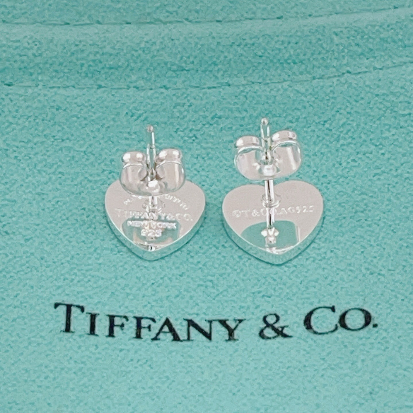 【Tiffany*帝芙尼最新款🆕🆕银色蓝贝单钻爱心耳钉】一致官网黄铜材质，非常的上镜‼️设计很特别值得入
