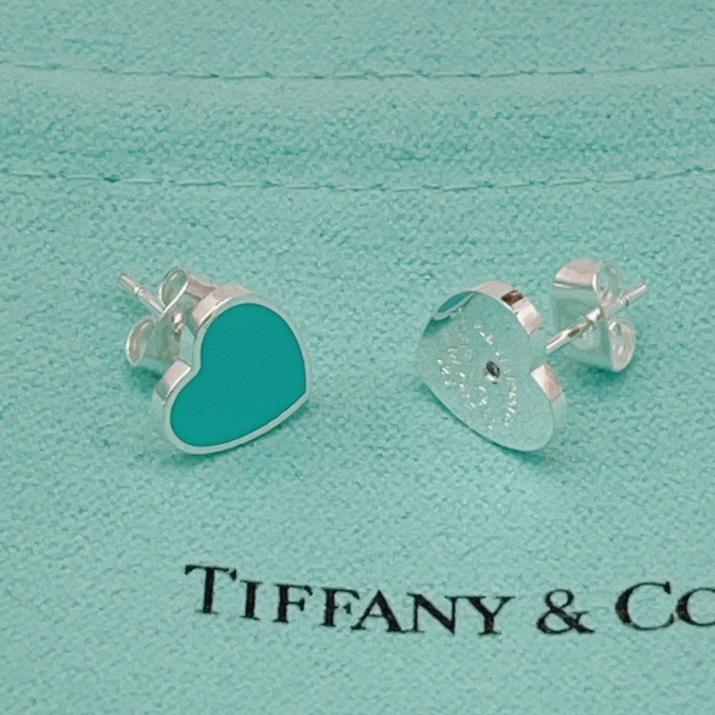 【Tiffany*帝芙尼最新款🆕🆕银色蓝贝单钻爱心耳钉】一致官网黄铜材质，非常的上镜‼️设计很特别值得入