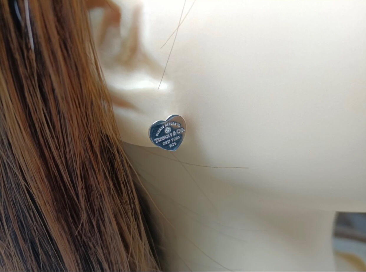 【Tiffany*帝芙尼最新款🆕🆕银色蓝贝单钻爱心耳钉】一致官网黄铜材质，非常的上镜‼️设计很特别值得入