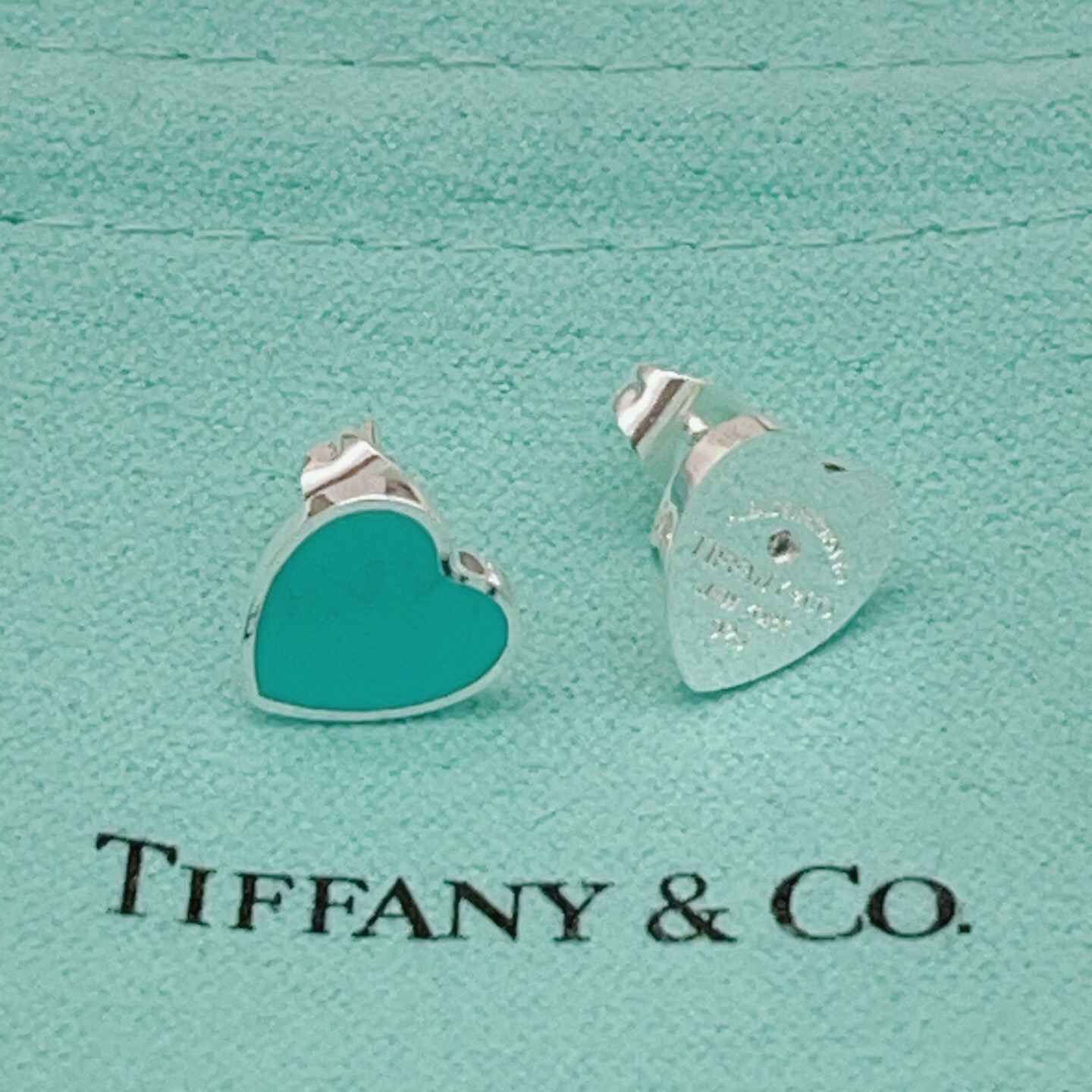 【Tiffany*帝芙尼最新款🆕🆕银色蓝贝单钻爱心耳钉】一致官网黄铜材质，非常的上镜‼️设计很特别值得入