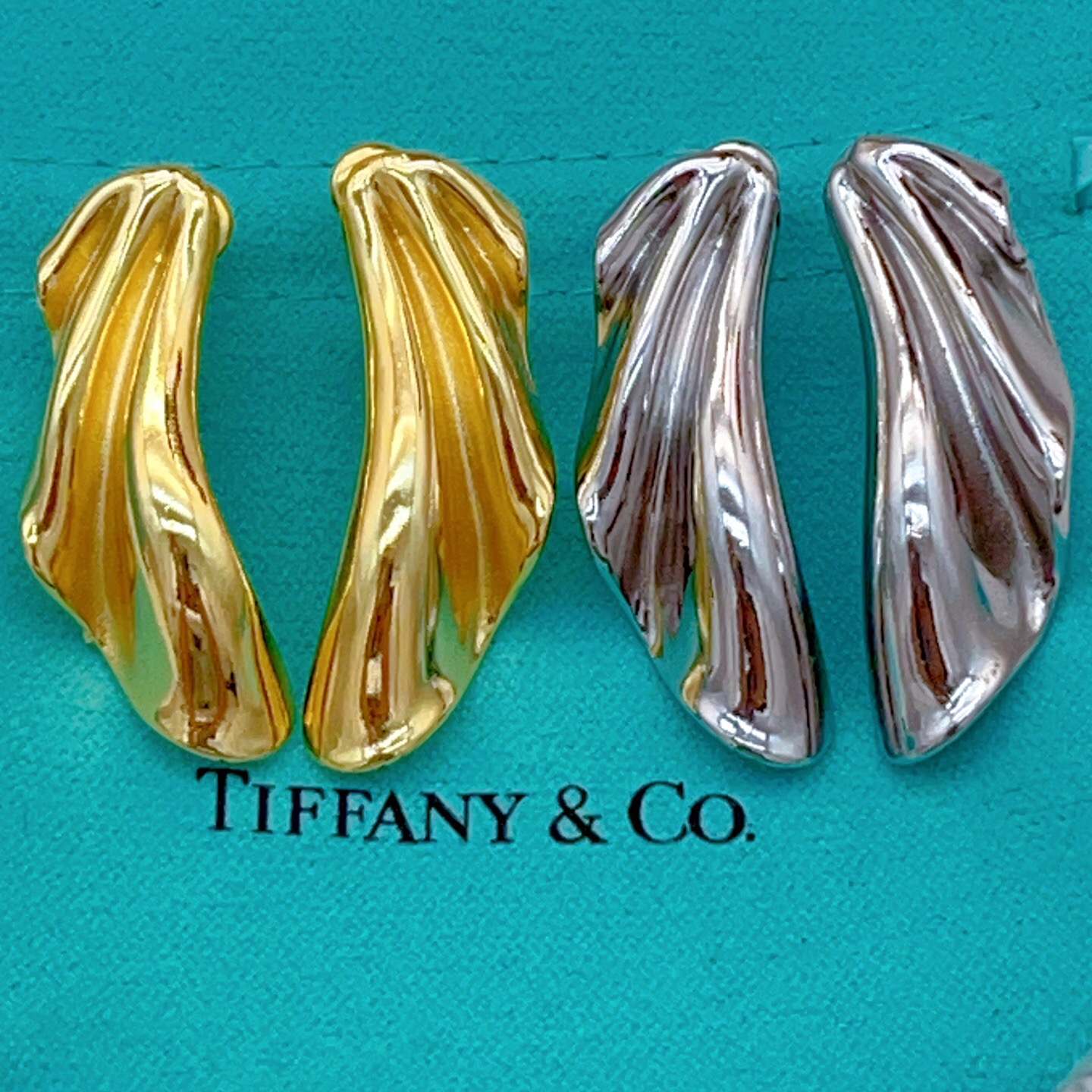 【Tiffany*帝芙尼最新款🆕🆕银色光面翅膀耳钉】一致官网黄铜材质，非常的上镜‼️设计很特别值得入手。